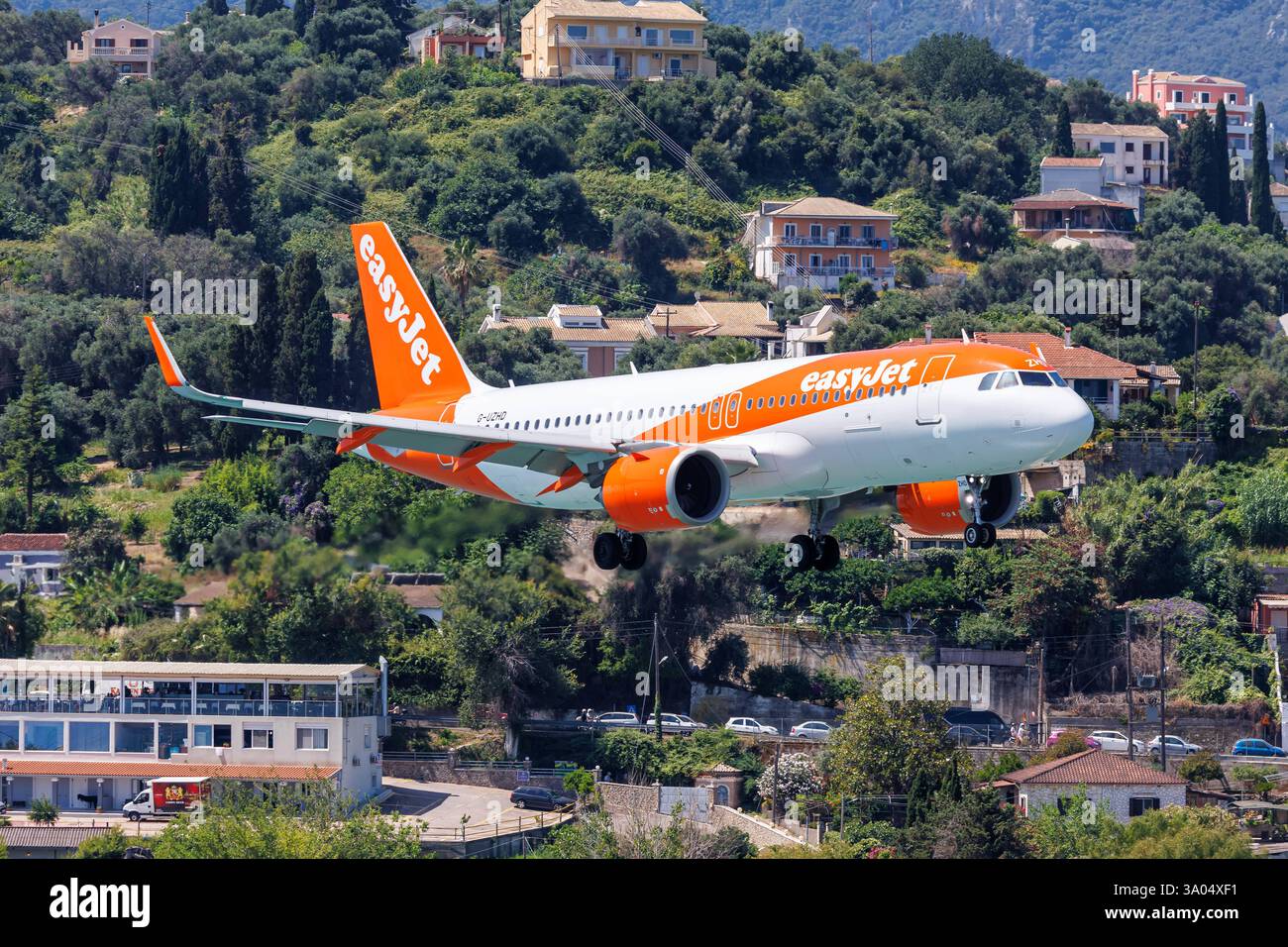EasyJet Airbus A320neo Flugzeug Flughafen Korfu in Griechenland Korfu, Griechenland - 8. Juni 2024 : Ein Airbus A320neo Flugzeug der EasyJet mit dem Kennzeichen G-UZHD auf dem Flughafen Korfu CFU in Griechenland. *** Airbus A320neo EasyJet Aéroport de Corfou en Grèce Corfou, Grèce 8 juin 2024 Airbus A320neo EasyJet immatriculé G UZHD à l'aéroport CFU de Corfou en Grèce Banque D'Images