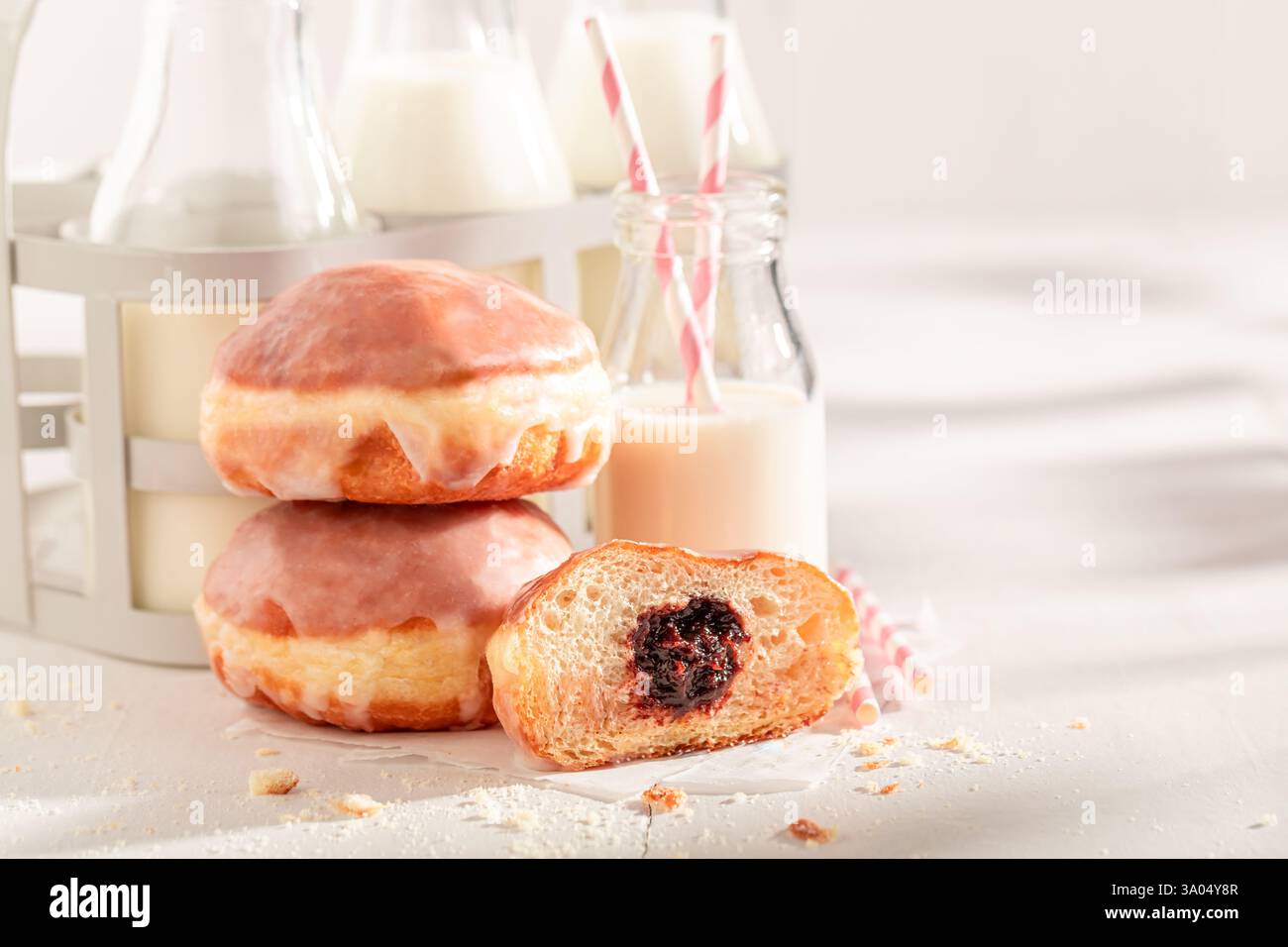 Beignets frais comme dessert pour le jeudi gras. Beignets à la confiture de prunes. Banque D'Images