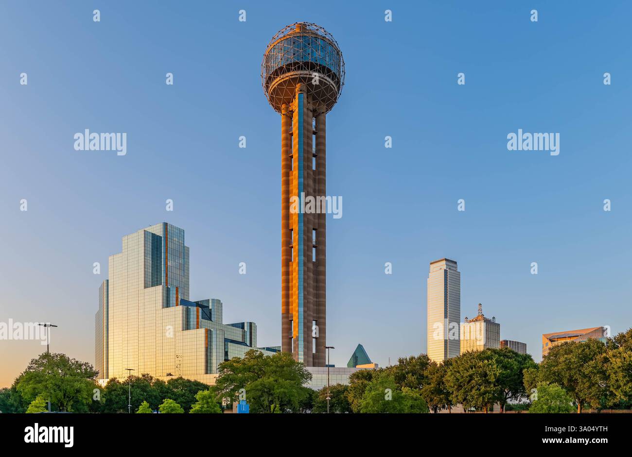 Vue ensoleillée sur la célèbre Reunion Tower à Dallas, Texas Banque D'Images