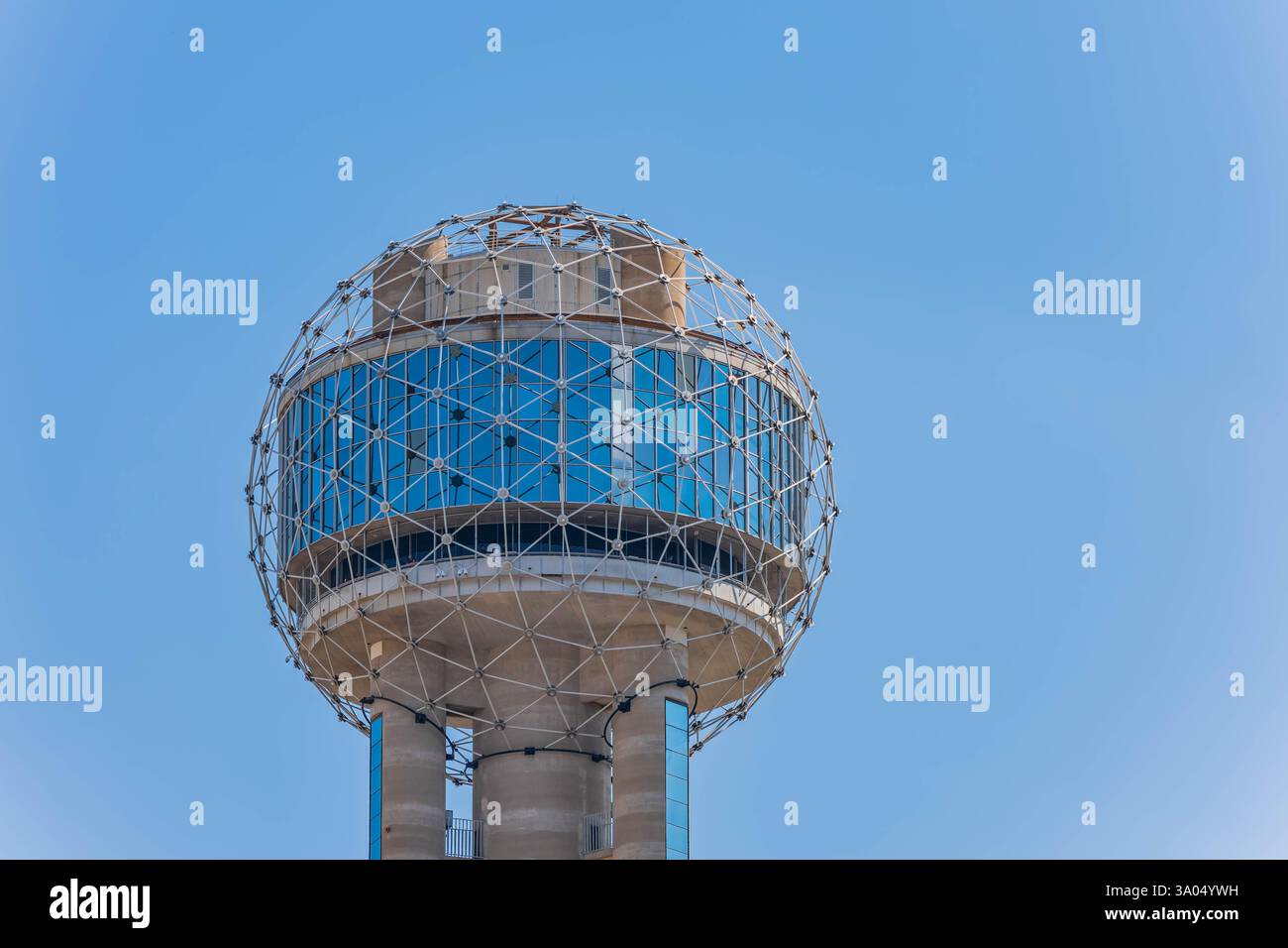 Vue ensoleillée sur la célèbre Reunion Tower à Dallas, Texas Banque D'Images