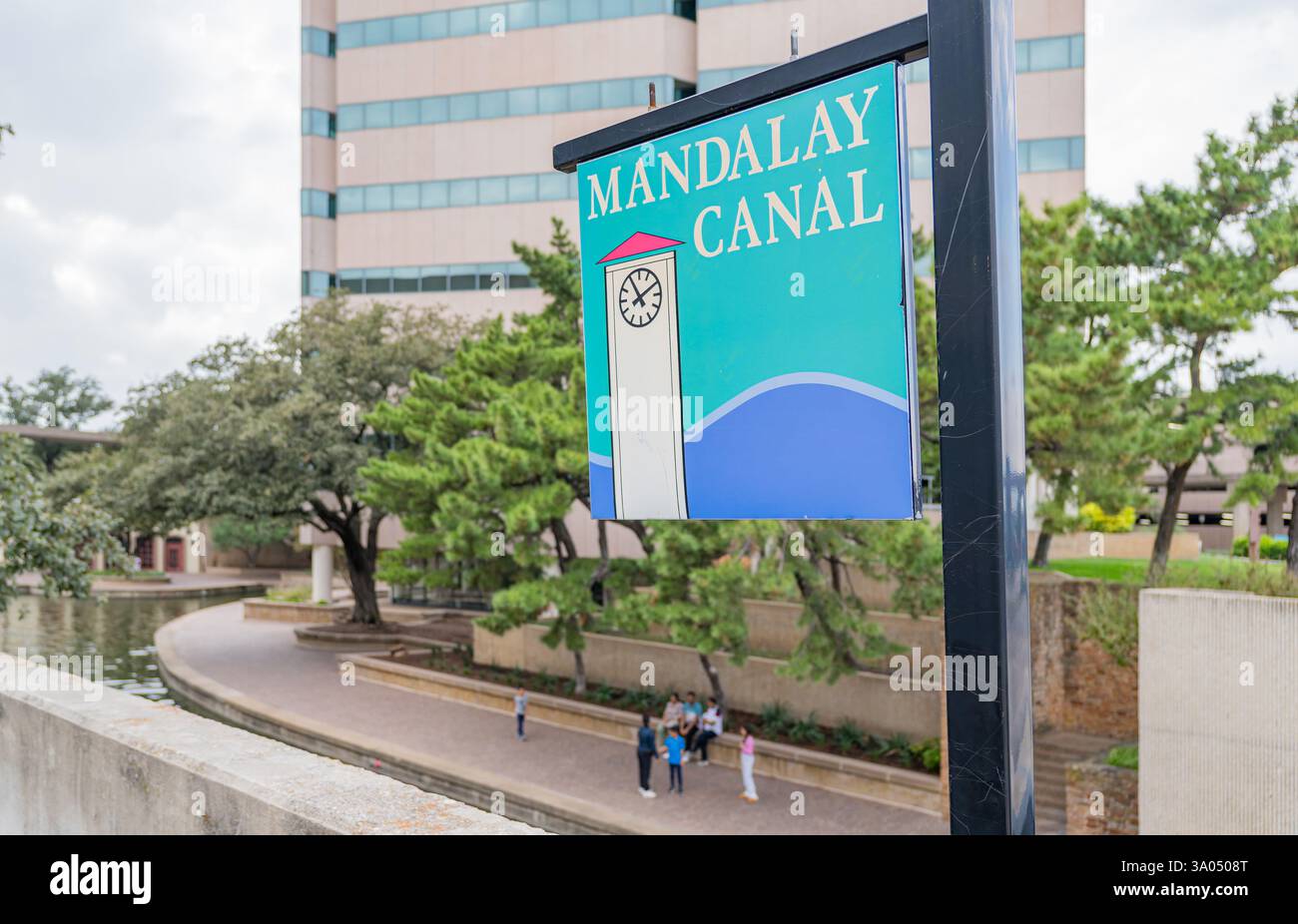 Vue nuageuse sur la célèbre promenade du canal Mandalay à Las Colinas au Texas Banque D'Images