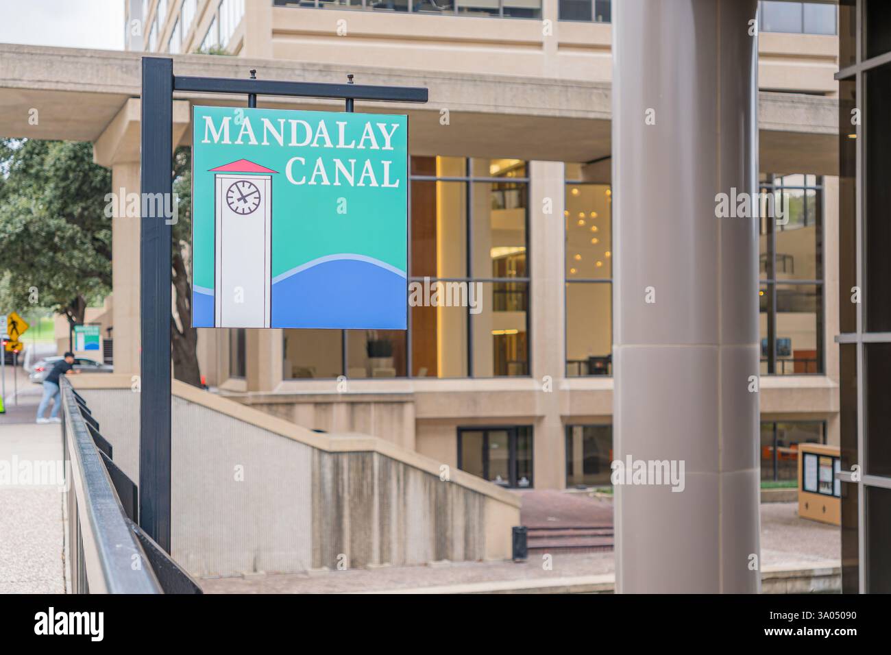 Vue nuageuse sur la célèbre promenade du canal Mandalay à Las Colinas au Texas Banque D'Images