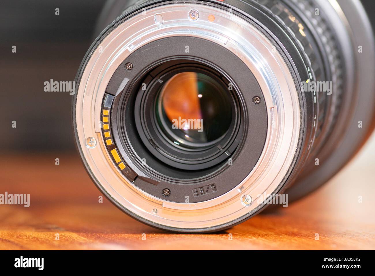Vue macro détaillée d'une monture d'objectif d'appareil photo, montrant la conception complexe et les connexions électroniques, adaptée à des fins éducatives et illustratives. Banque D'Images