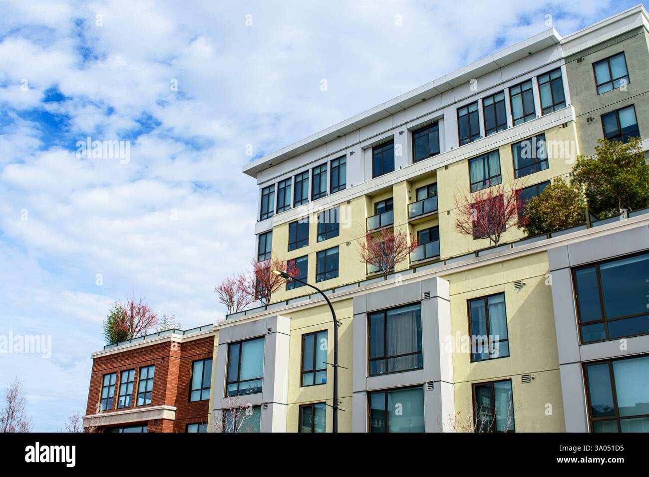 Vue extérieure des étages supérieurs du complexe d'appartements résidentiels de luxe moderne. Banque D'Images
