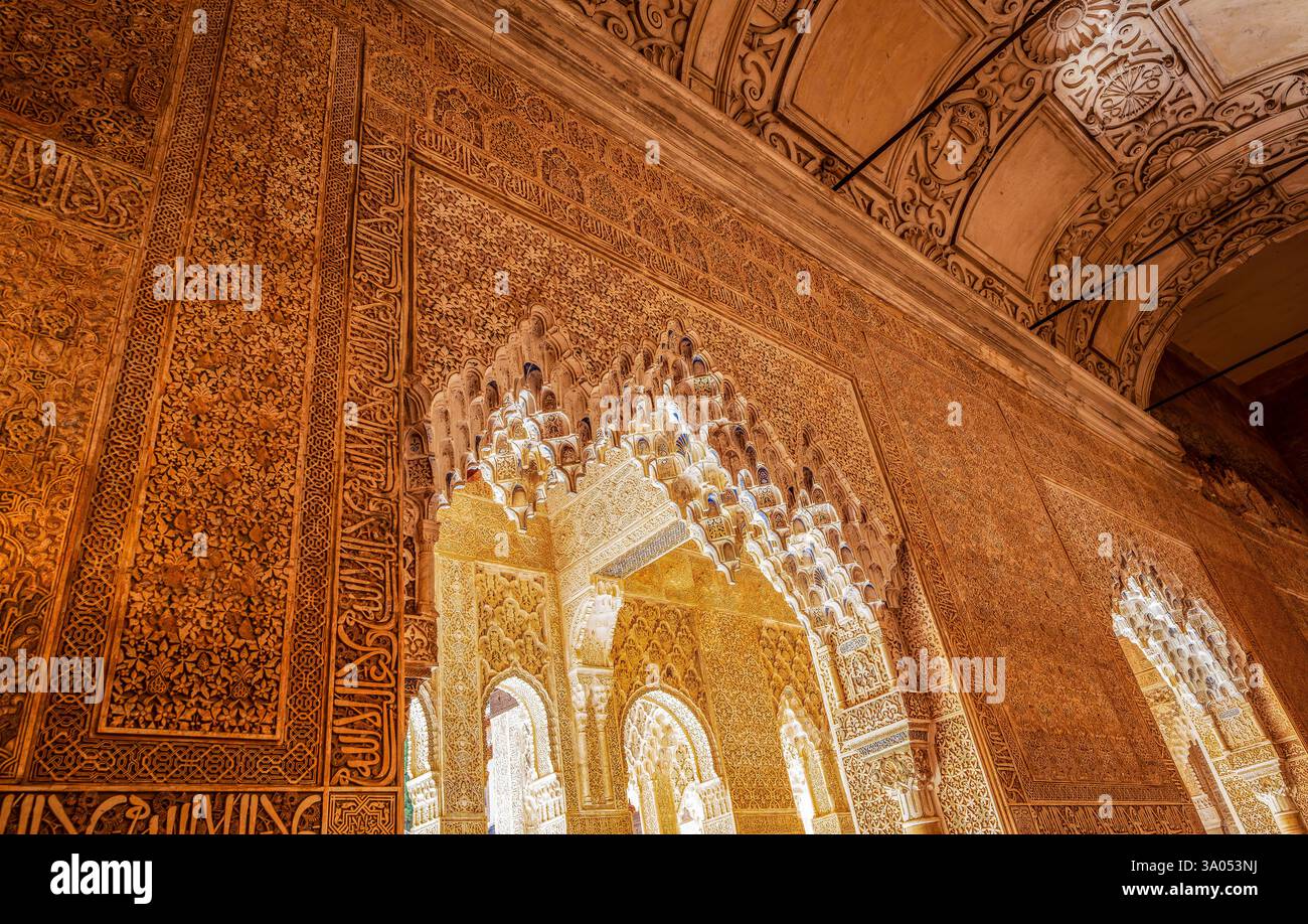 Exquise Archway Muqarnas menant à la Cour des Lions à l'Alhambra présentant la maîtrise du stuc nasride calligraphie arabe et plafond Renaissance D. Banque D'Images
