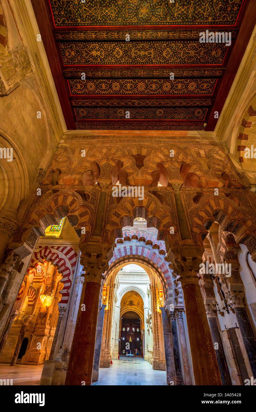 Grande mosquée de Córdoba du VIIIe siècle avec des arches mauresques, héritage omeyyade, et une conversion chrétienne du XIIIe siècle en Andalousie espagnole Banque D'Images