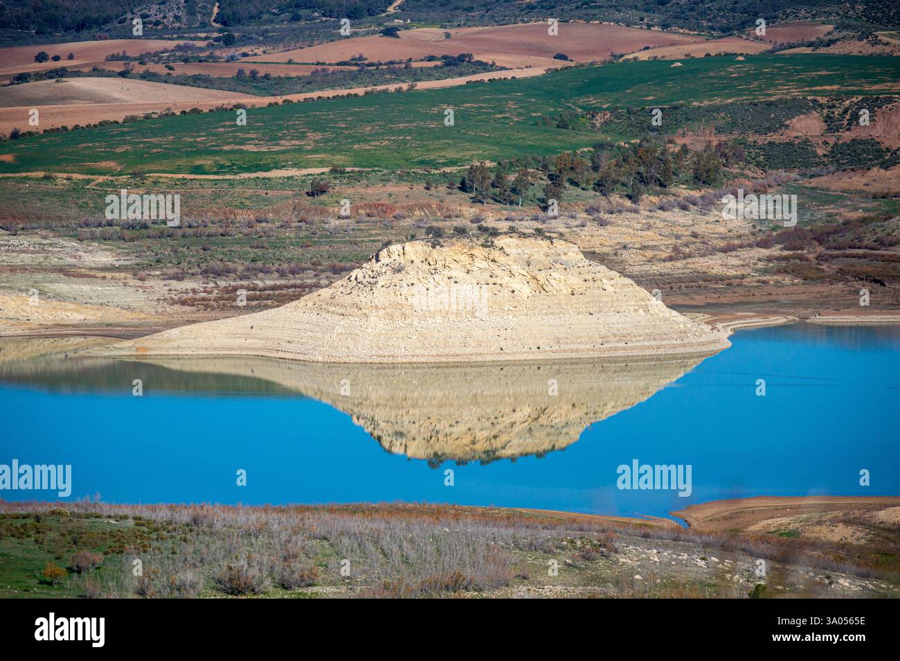 Les réservoirs de Guadalhorce ou Guadalteba sont un groupe de six réservoirs situés sur le cours moyen de la rivière Guadalhorce et deux de ses plus grands affluents Banque D'Images