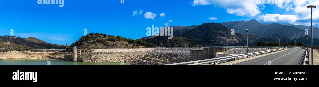 Les réservoirs de Guadalhorce ou Guadalteba sont un groupe de six réservoirs situés sur le cours moyen de la rivière Guadalhorce et deux de ses plus grands affluents Banque D'Images