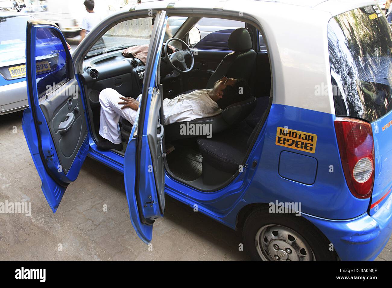 Conducteur dormir dans la cabine climatisée, Bombay Mumbai, Maharashtra, Inde, Asie Banque D'Images