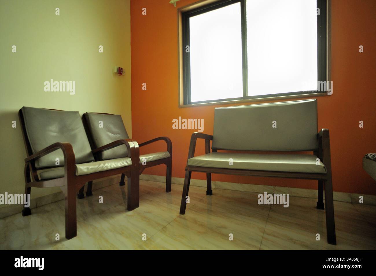 Assis sur des chaises en bois Banque D'Images