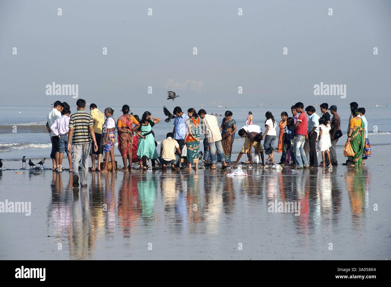 Touristes à juhu Beach, Bombay Mumbai, Maharashtra, Inde 2009 Banque D'Images