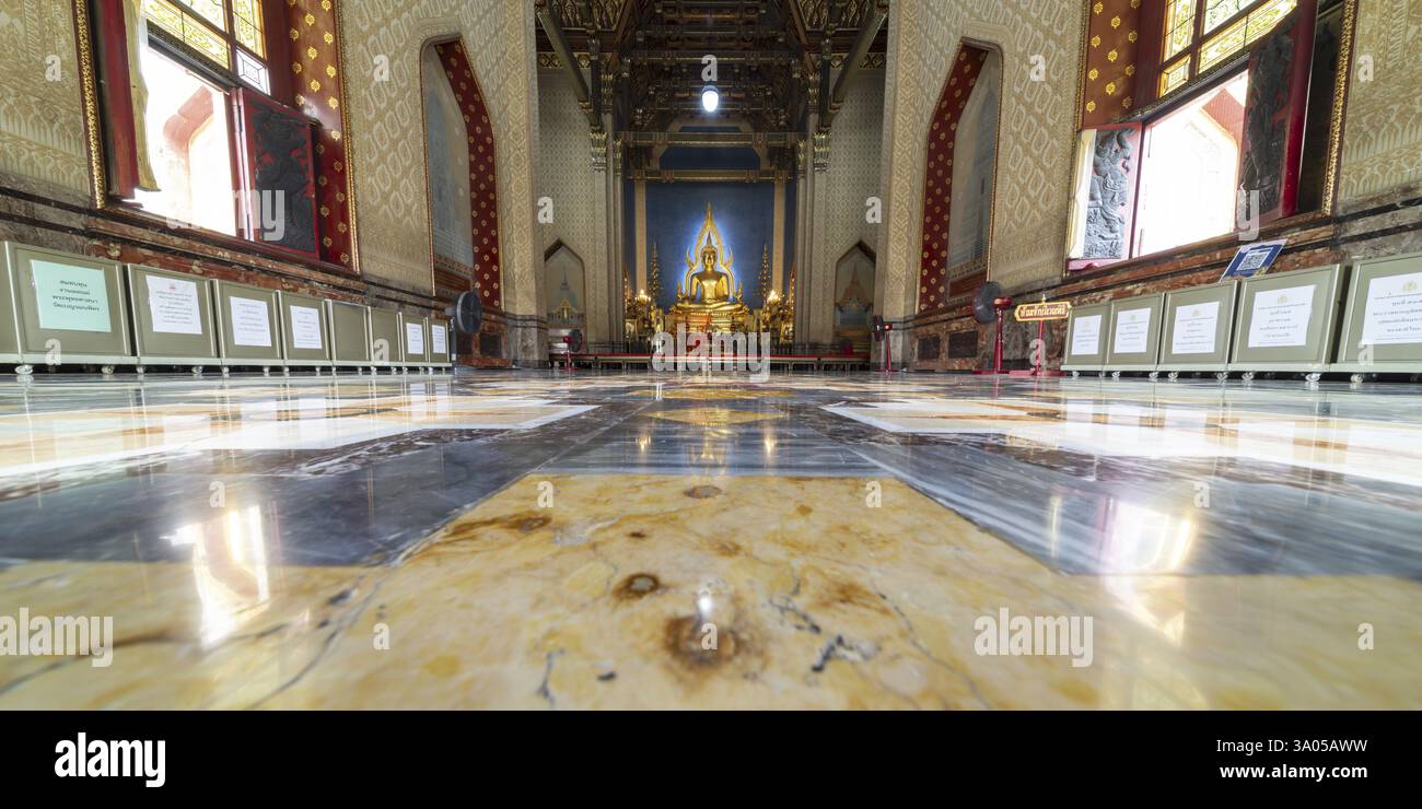 Statue de Bouddha doré, Bhumispara-mudra, Bouddha Gautama au moment de l'illumination, dans le temple de marbre, Wat Benchamabophit, Bangkok, Thaïlande, AS Banque D'Images