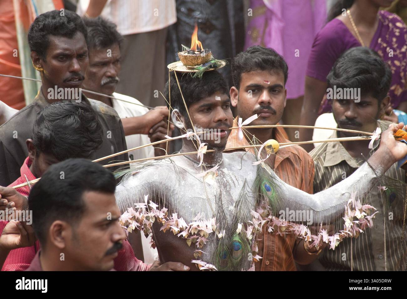 Homme perçant la pointe à travers les joues déchargeant le vœu au festival de Thaipusam, Kerala, Inde NOMR Banque D'Images