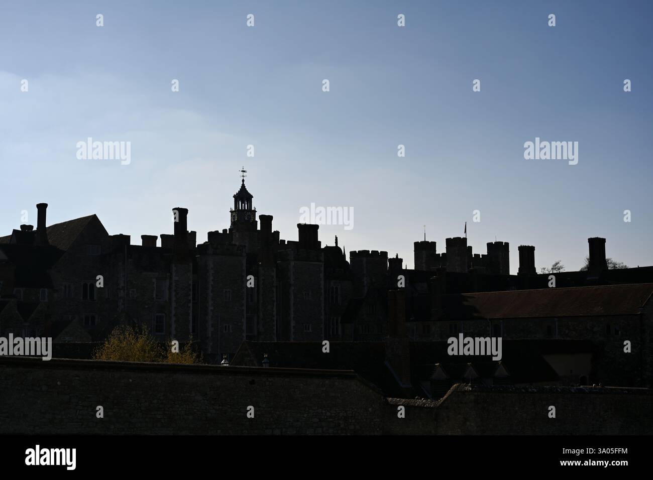 silhouette des bâtiments contre un ciel bleu clair Banque D'Images