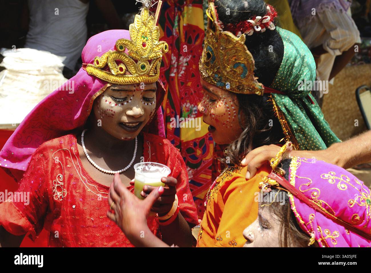 Filles dans les déesses getup et boire du jus, Rajasthan, Inde, Asie Banque D'Images