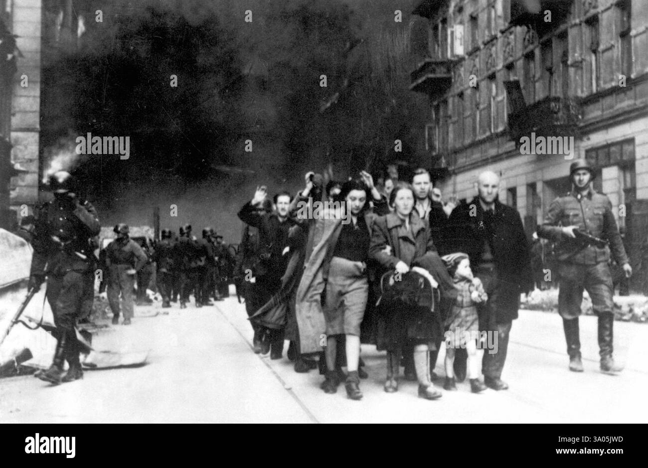 Le soulèvement du ghetto de Varsovie est l'acte de résistance juive de 1943 dans le ghetto de Varsovie en Pologne occupée par les Allemands pendant la seconde Guerre mondiale pour s'opposer aux derniers efforts de l'Allemagne nazie pour transporter la population restante du ghetto vers les chambres à gaz des camps d'extermination de Majdanek et Treblinka. Banque D'Images