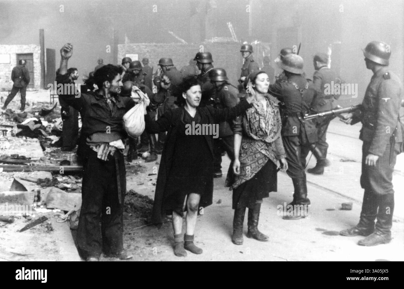 Le soulèvement du ghetto de Varsovie est l'acte de résistance juive de 1943 dans le ghetto de Varsovie en Pologne occupée par les Allemands pendant la seconde Guerre mondiale pour s'opposer aux derniers efforts de l'Allemagne nazie pour transporter la population restante du ghetto vers les chambres à gaz des camps d'extermination de Majdanek et Treblinka. Banque D'Images