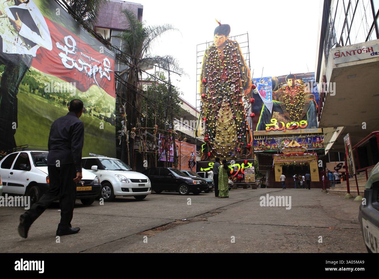 D'énormes affiches de cinéma à Bangalore Inde Banque D'Images