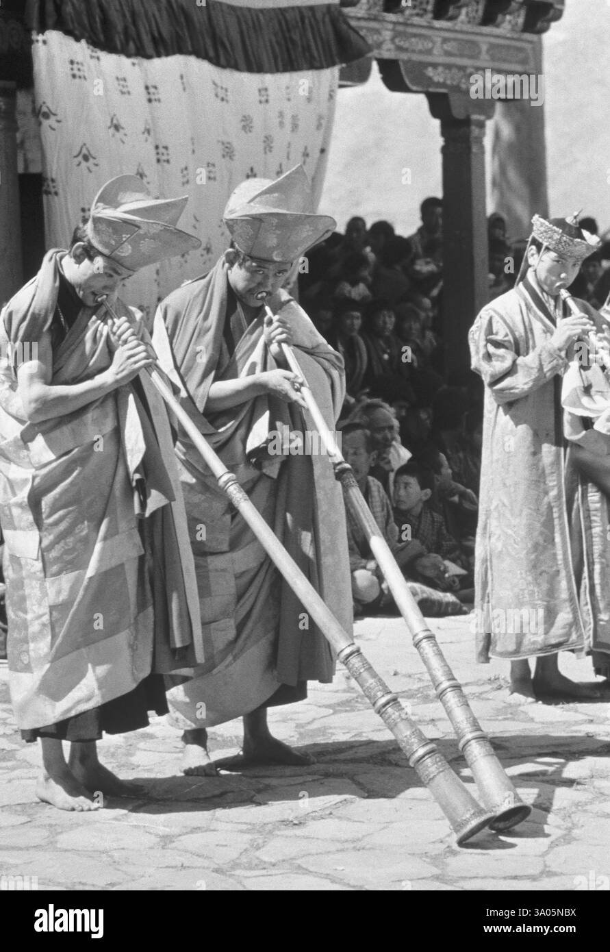 Jouer les longues pipes à musique au festival de danse à par, Bhoutan, Asie Banque D'Images