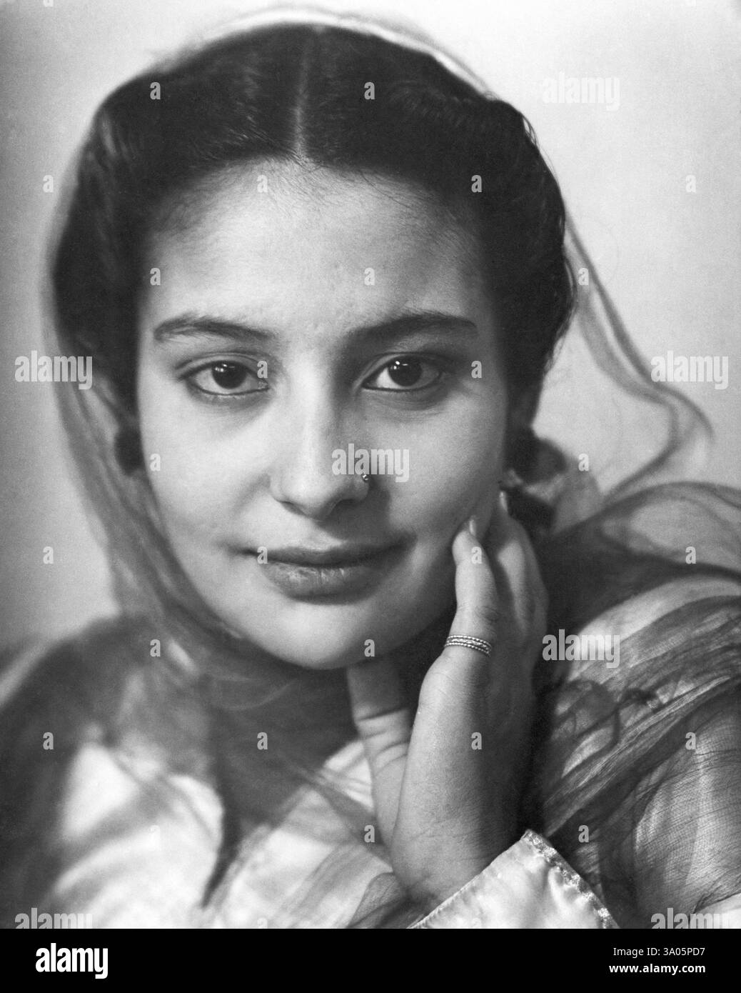 Femme indienne en robe traditionnelle tête couverte regardant un portrait de caméra en studio, Punjab, Inde 1940's NO MR Banque D'Images