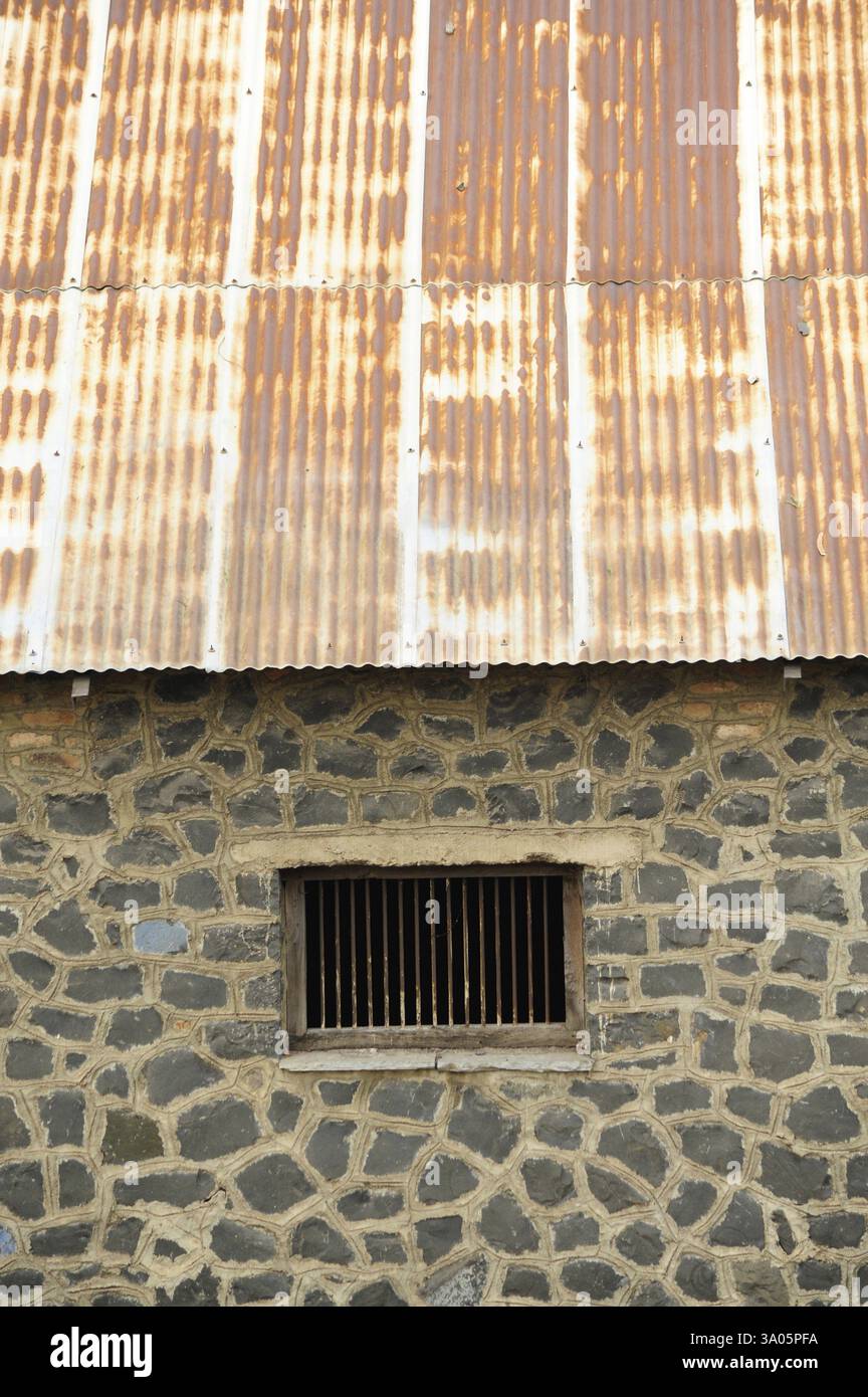 Mur de pierre et toit en métal rouillé, Akluj, Solapur, Maharashtra, Inde, Asie Banque D'Images
