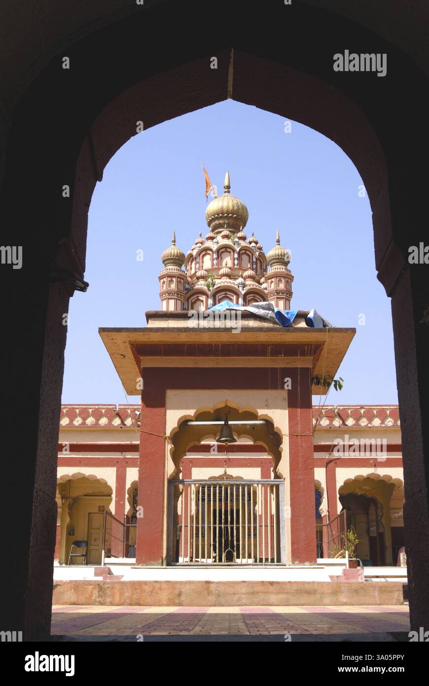 Vue du temple Shree Devdeveshwar depuis l'arc d'entrée au sommet de la colline Parvati, Pune, Maharashtra, Inde, Asie Banque D'Images