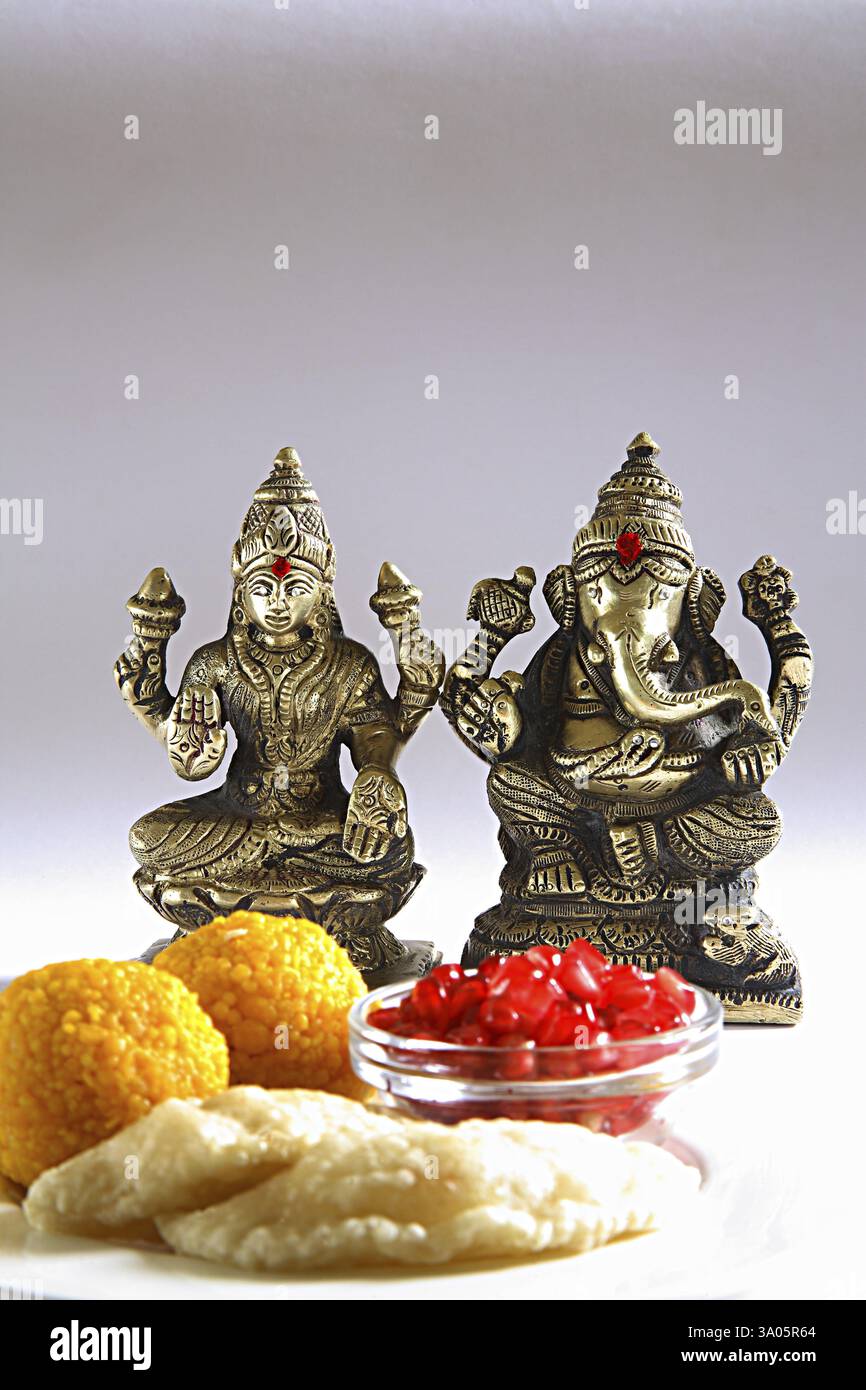 Diwali deepawali festival, shree lakshmi puja avec Dieu ganesh, bonbons offerts, Inde, Asie Banque D'Images
