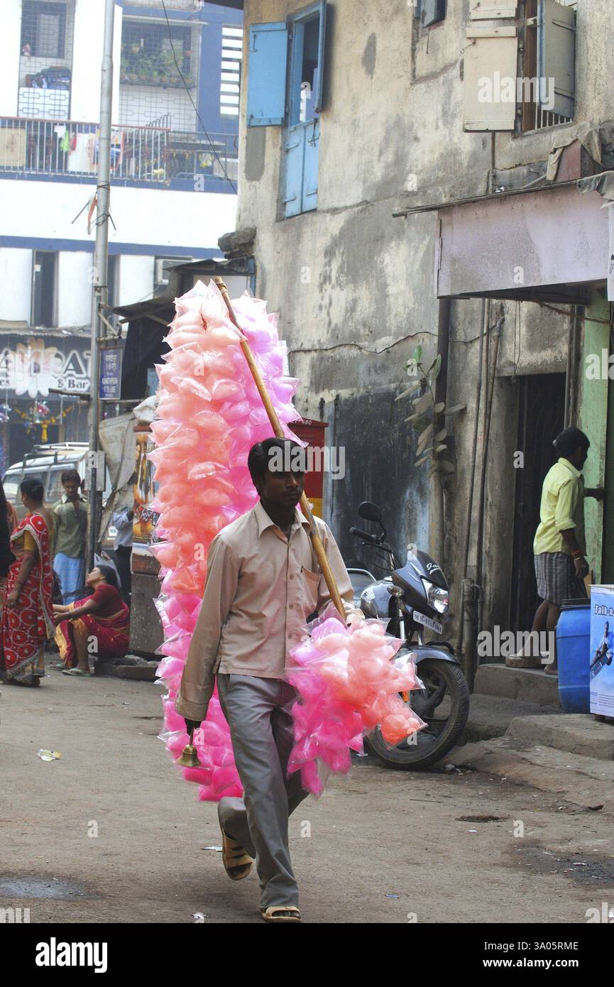 Sucrerie vendeur de soie dentaire à kamathipura, Bombay Mumbai, Maharashtra, Inde NO MR Banque D'Images