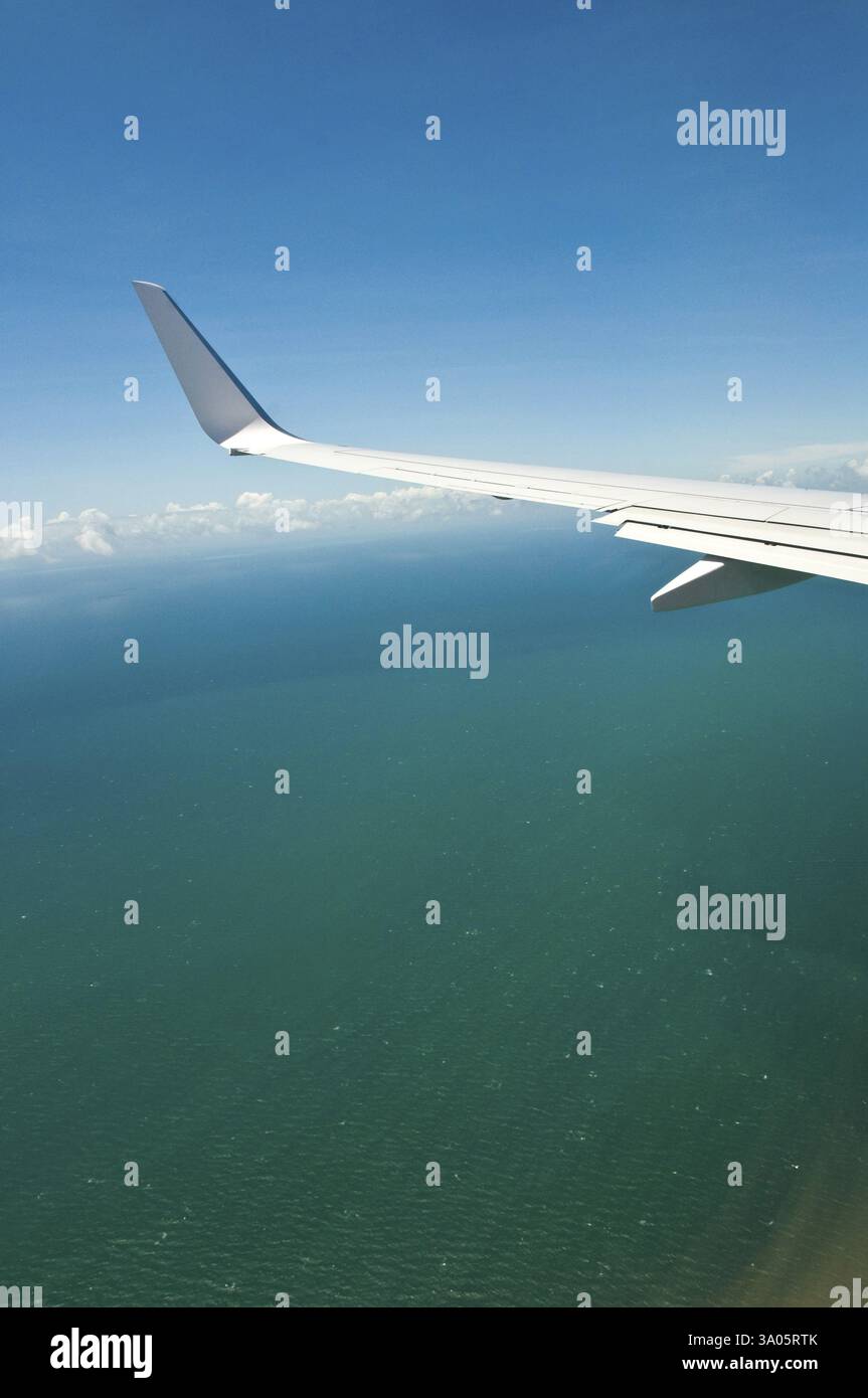 Vue aérienne depuis l'avion du ciel bleu Aqua mer marine au-dessus du Queensland, Australie, Océanie Banque D'Images