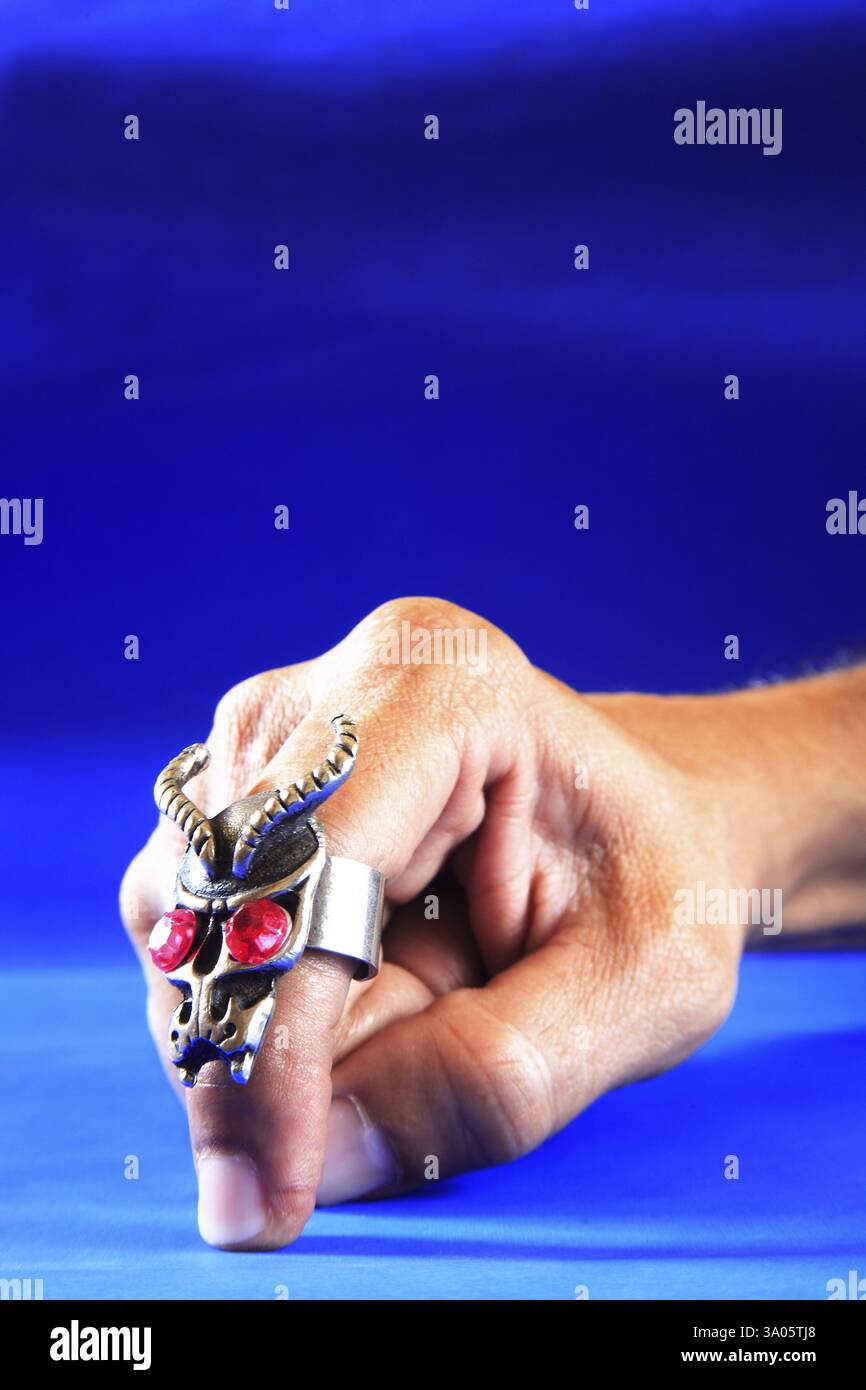 Bague de mode moderne sur doigt, fond bleu, Bombay Mumbai, Maharashtra, Inde MR#201 Banque D'Images