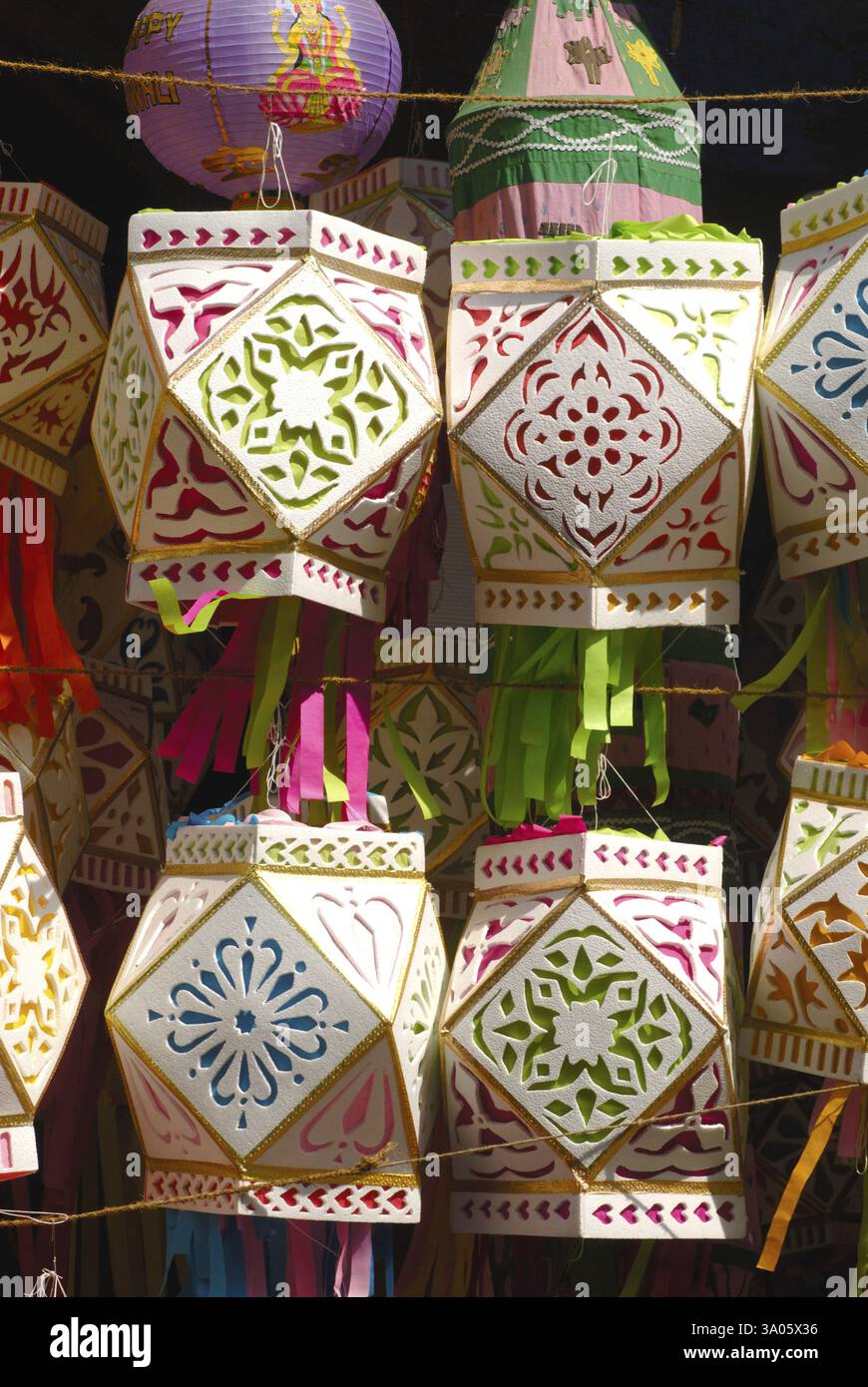 Lanternes faites par le matériel thermocol akashkandil accrocher à l'extérieur de la boutique vendre célébrant le festival diwali Deepawali, Dadar, Bombay Banque D'Images