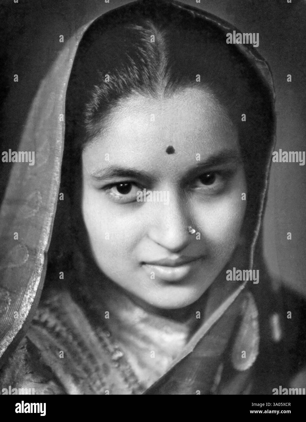 Femme indienne en saree, tête couverte, portrait en studio, Kulri, Mussoorie, Uttar Pradesh, Inde 1940's NO MR Banque D'Images