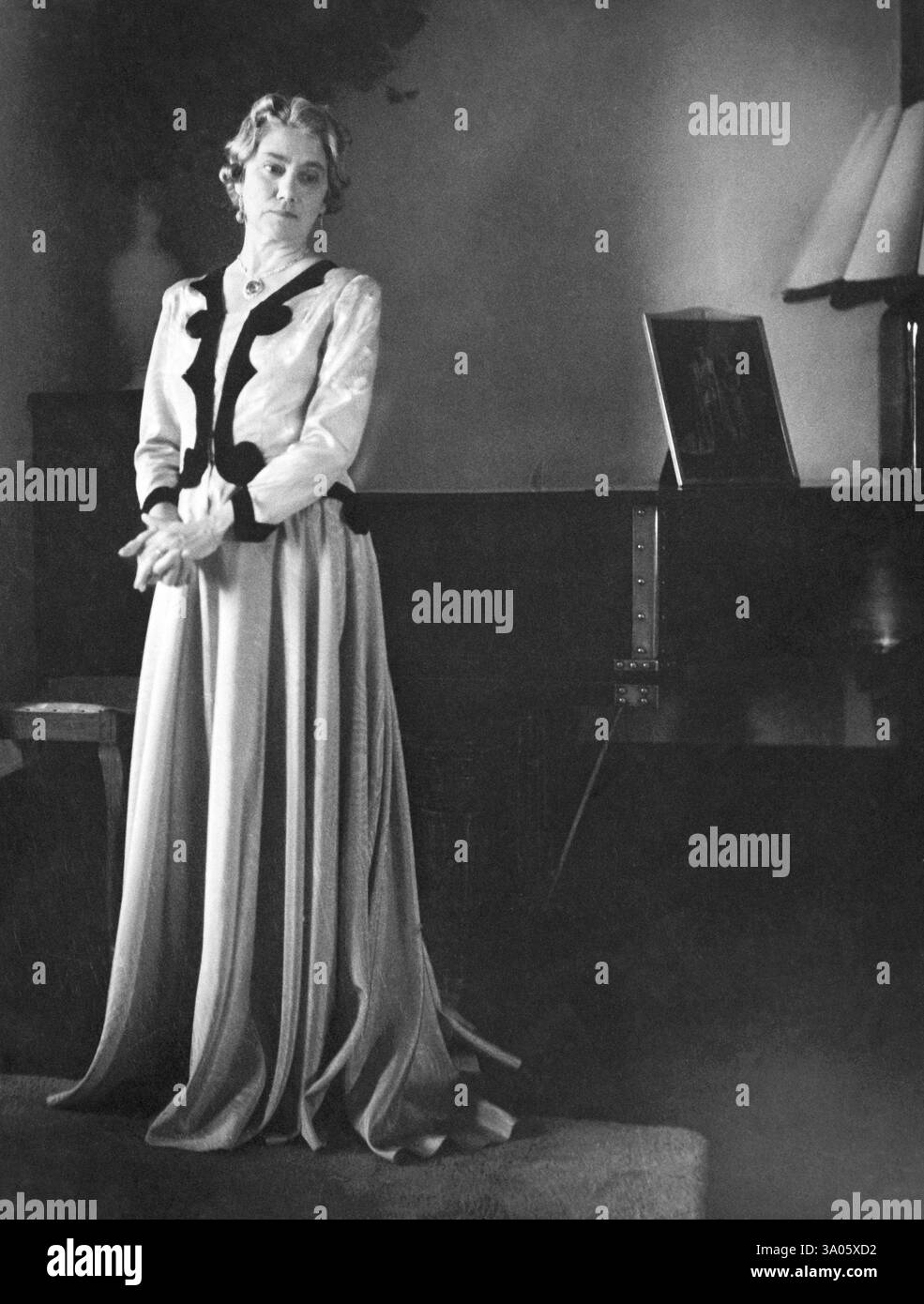 Femme britannique en robe debout et regardant un portrait de caméra en studio, Kulri, Mussoorie, Uttar Pradesh, Inde 1940's NO MR Banque D'Images