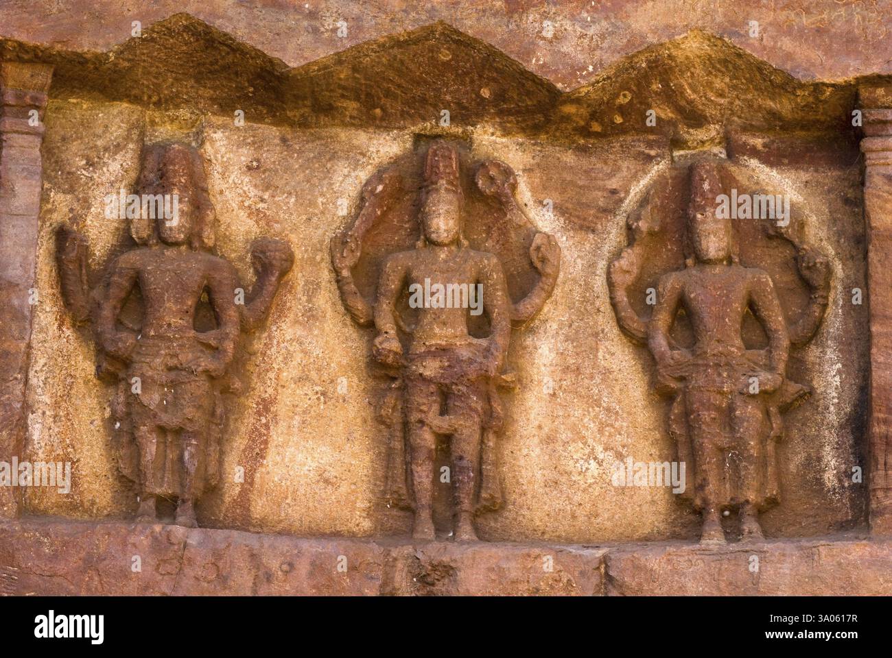 Brahma, Shiva et Vishnu bas relief dans la grotte temple 7ème siècle, Badami, Karnataka, Inde, Asie Banque D'Images