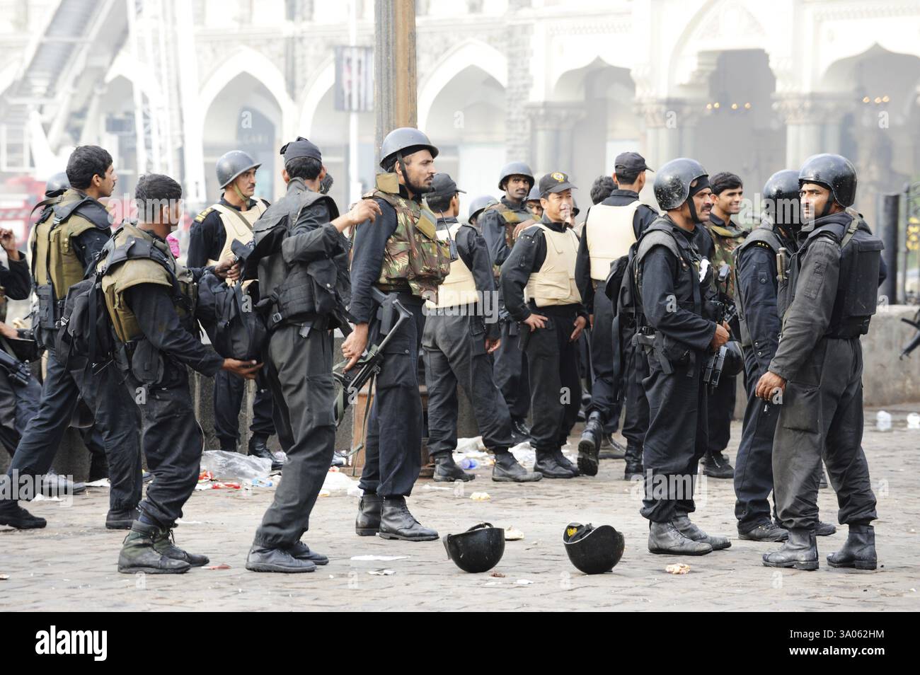 Des commandos du NSG de la Garde nationale de sécurité tuent des terroristes et attaquent des moudjahidines du Deccan le 26 novembre 2008 à Bombay Banque D'Images