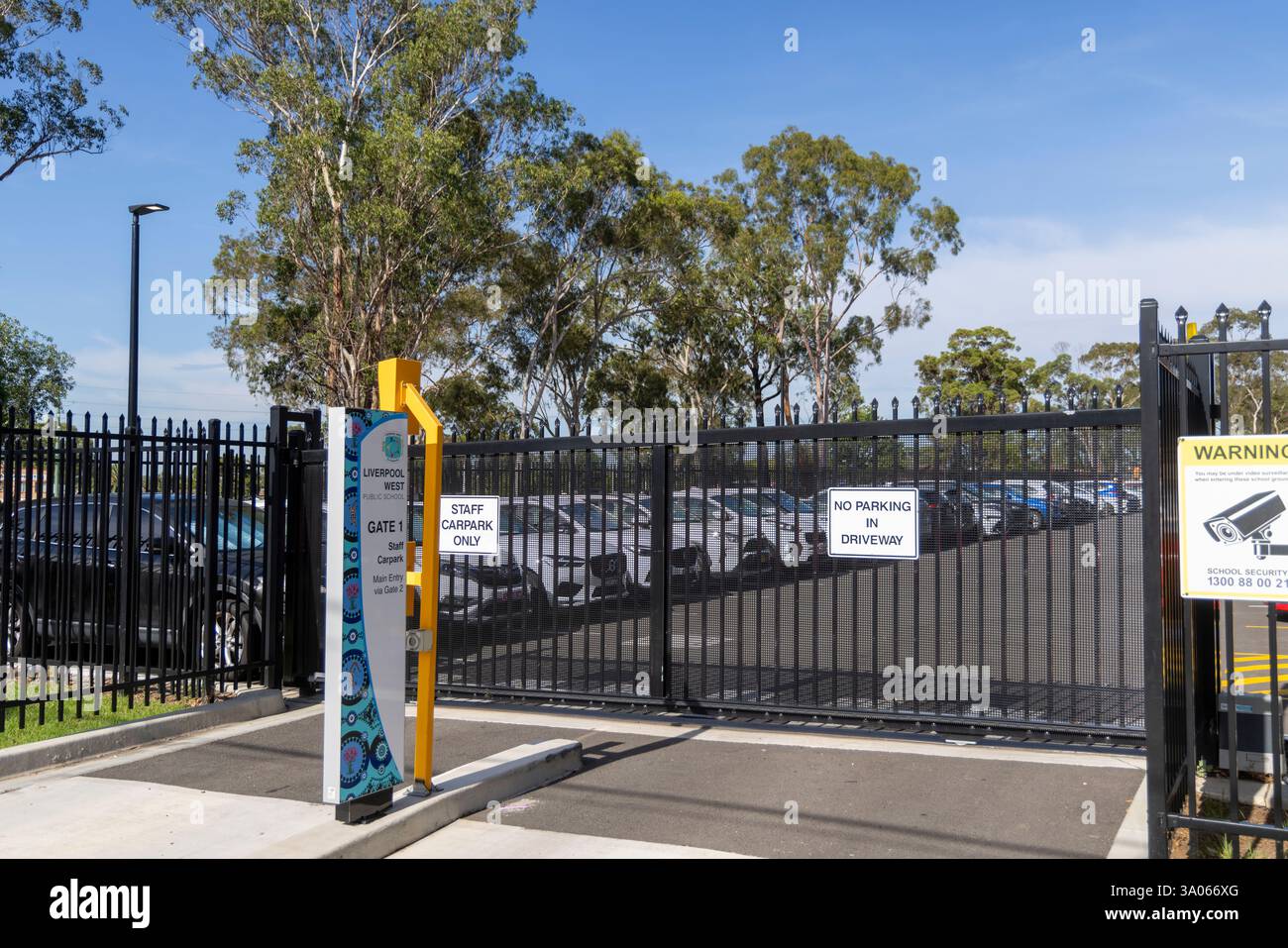 Liverpool West école primaire publique dans le sud-ouest de Sydney avec portes d'entrée de sécurité au parking du personnel enseignant, Sydney, Nouvelle-Galles du Sud, Australie Banque D'Images