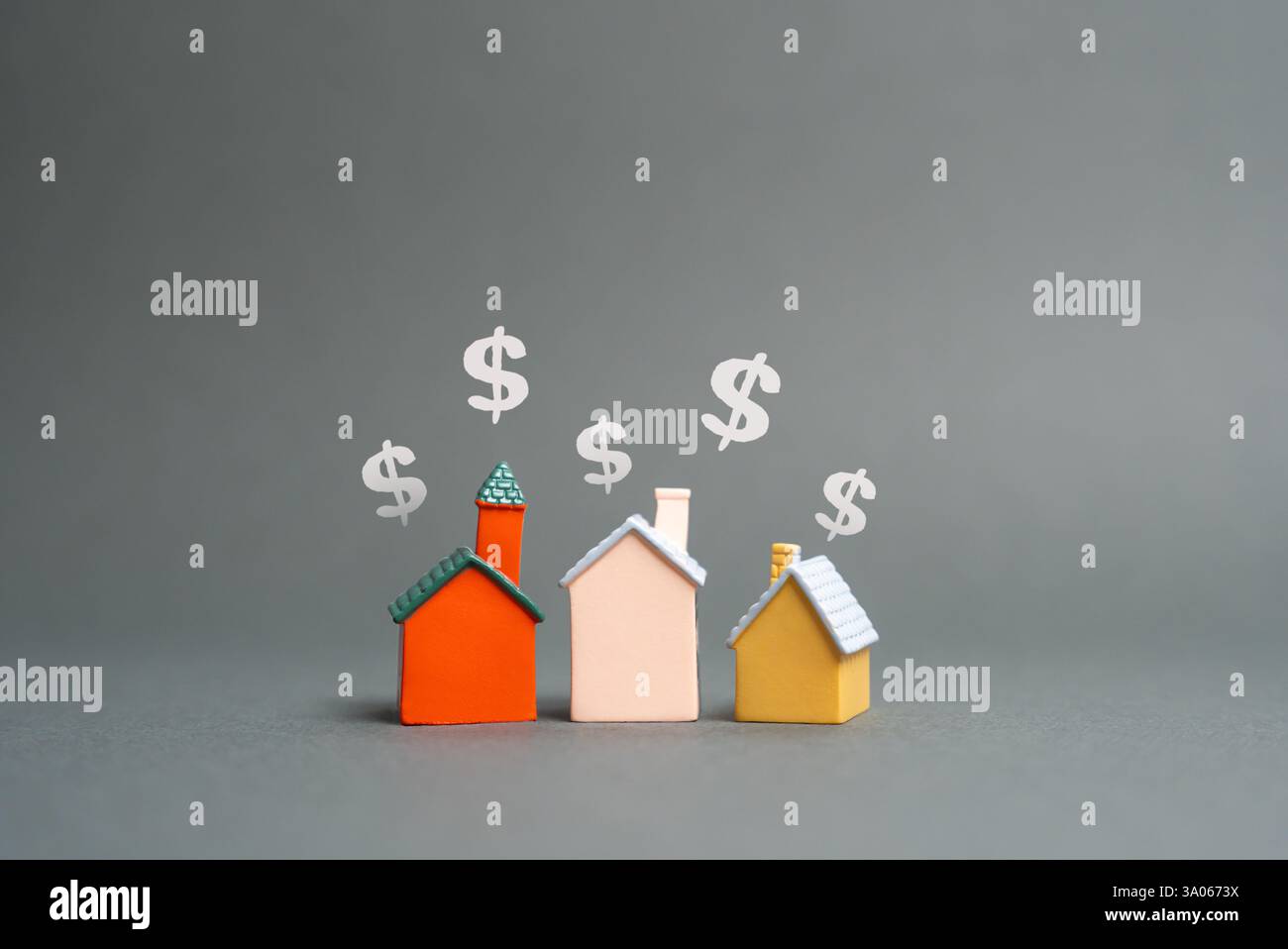 Figurines de maison et symboles dollar. Achat et vente de biens immobiliers. Loyer. Tendances du marché, prix des logements, taux hypothécaires et opportunités d'investissement Banque D'Images