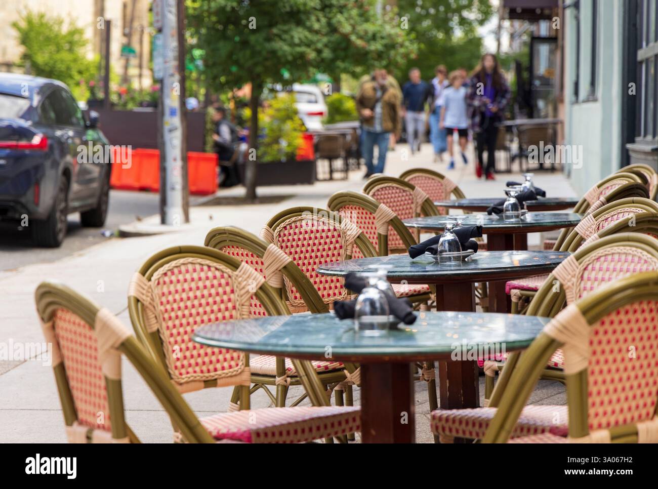 People and Sidewalk Cafe dans le quartier Fairmount, Philadelphie, Pennsylvanie, États-Unis Banque D'Images