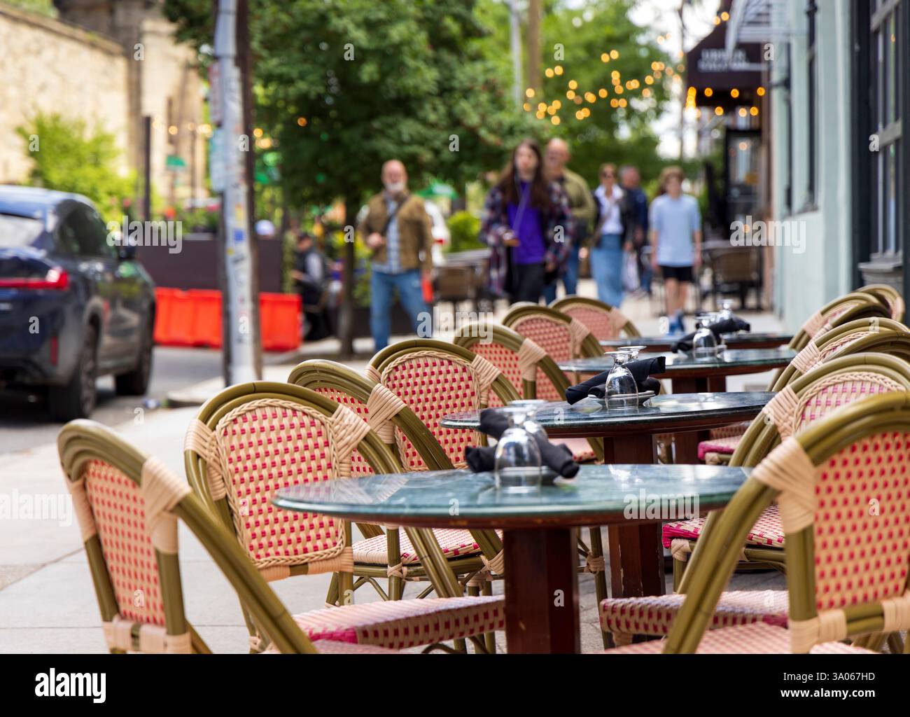 People and Sidewalk Cafe dans le quartier Fairmount, Philadelphie, Pennsylvanie, États-Unis Banque D'Images