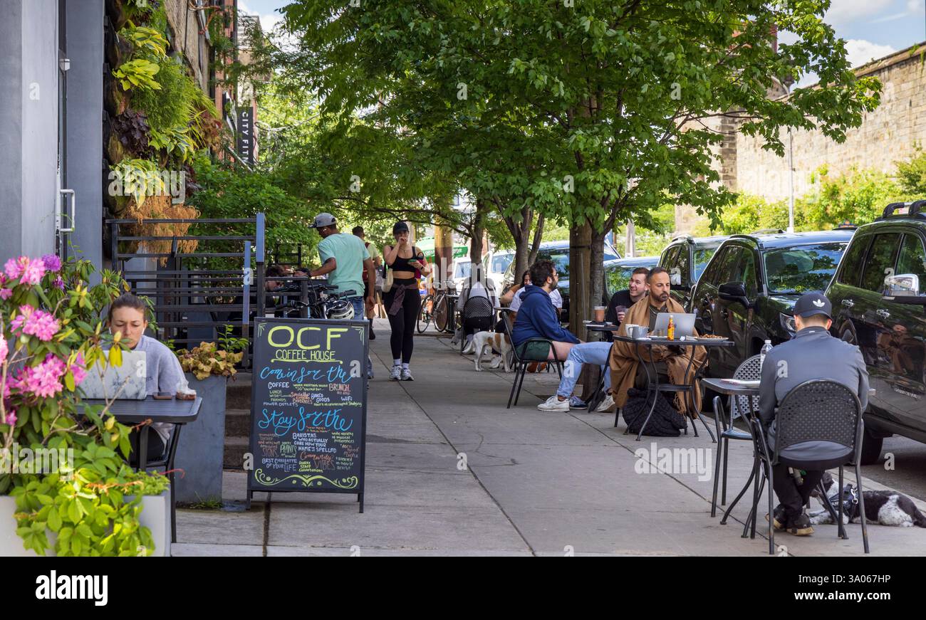 Les gens au café trottoir dans le quartier Fairmount, Philadelphie, Pennsylvanie, États-Unis Banque D'Images