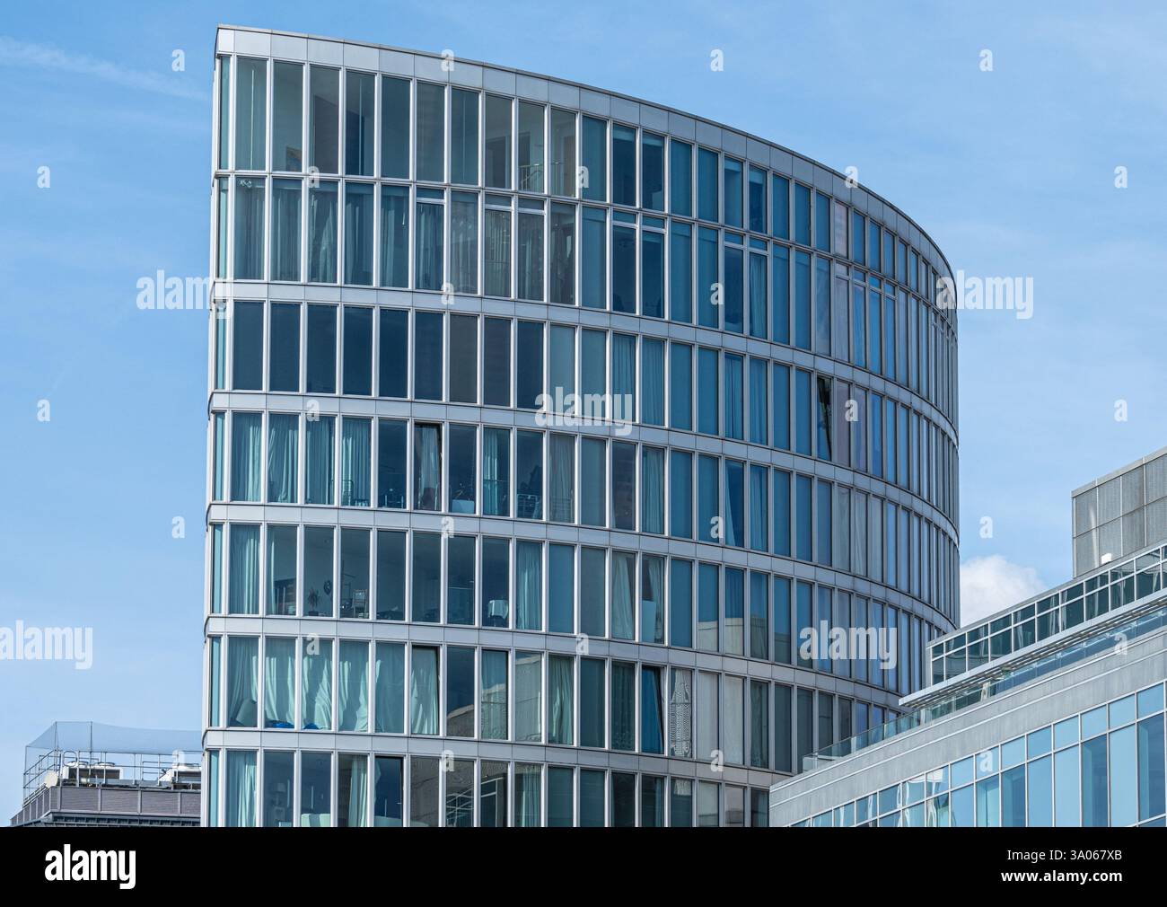 Vue de l'Eye on Glass Wharf, un immeuble d'appartements au bord de l'eau doté d'une façade vitrée saisissante et d'une structure incurvée, Bristol, Angleterre Banque D'Images