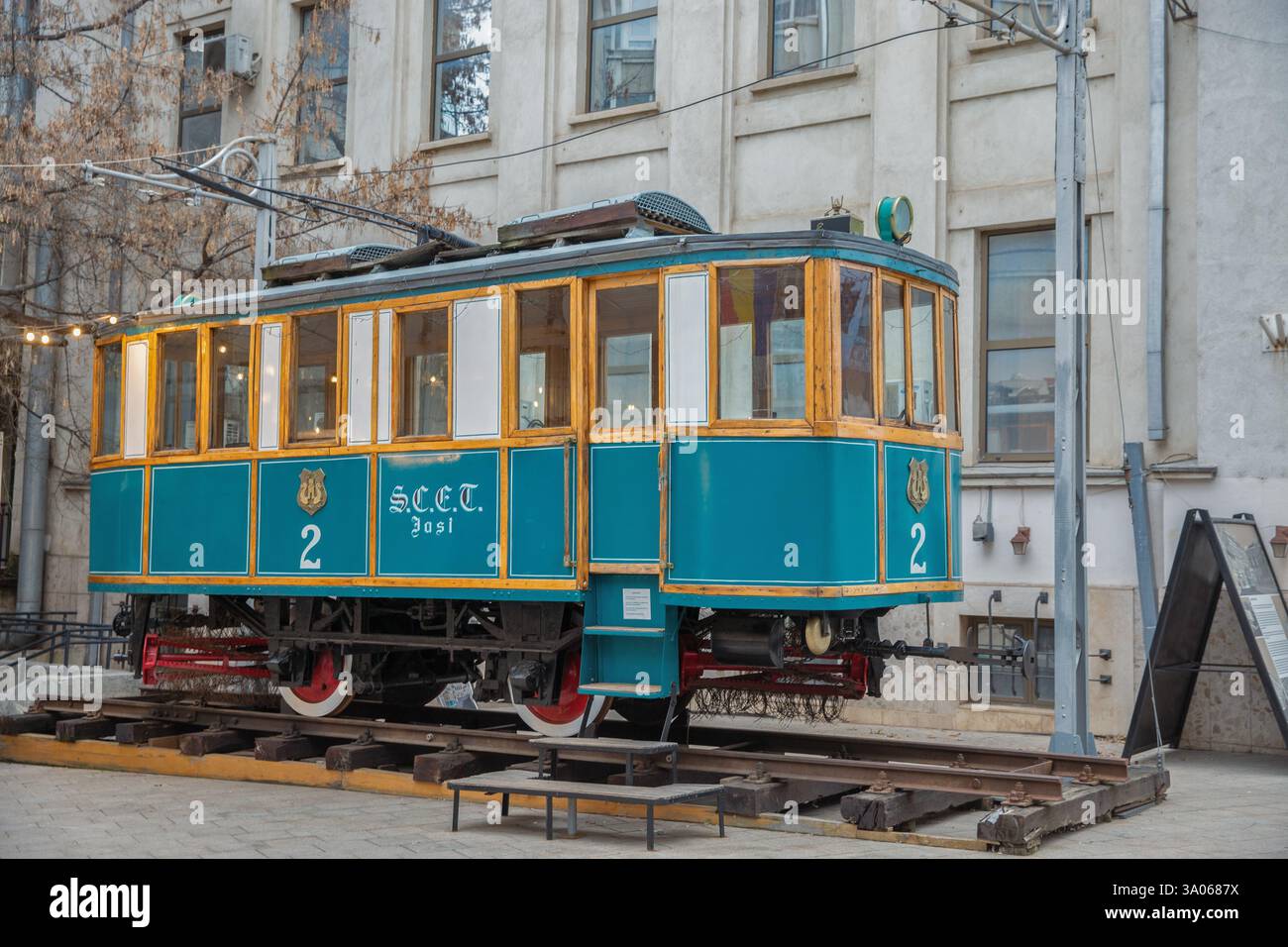 Iasi, Roumanie - 26 décembre 2024 : tramway balayeur historique dans le centre-ville. Premier tram avec système de nettoyage des sentiers. Banque D'Images