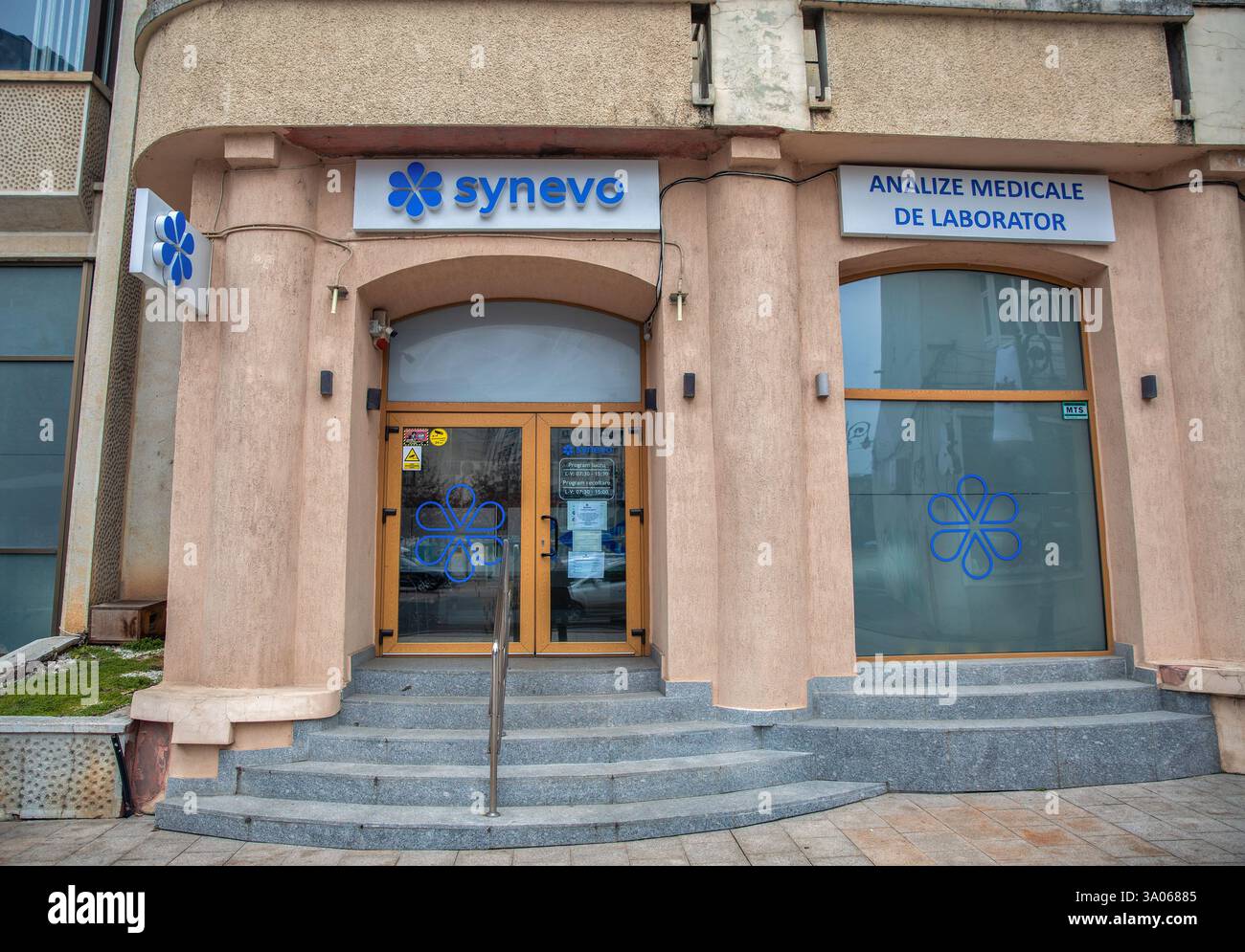 Iasi, Roumanie - 26 décembre 2024 : façade de laboratoire Synevo dans le centre-ville. C'est le plus grand fournisseur de services d'analyse et de tests médicaux, Modern cent Banque D'Images