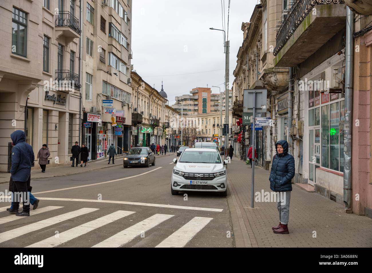 Iasi, Roumanie - 26 décembre 2024 : les gens marchent le 14 décembre 1989 rue dans le centre-ville. Banque D'Images