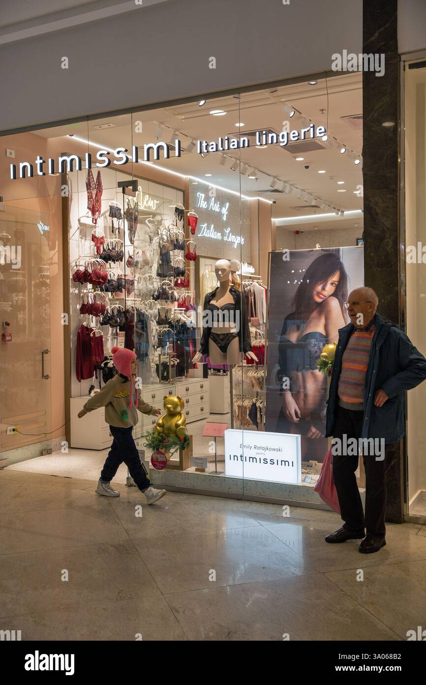 Iasi, Roumanie - 26 décembre 2024 : vitrine du magasin de lingerie italienne Intimissimi au Palace Mall. C'est une marque de vêtements italienne qui specializ Banque D'Images