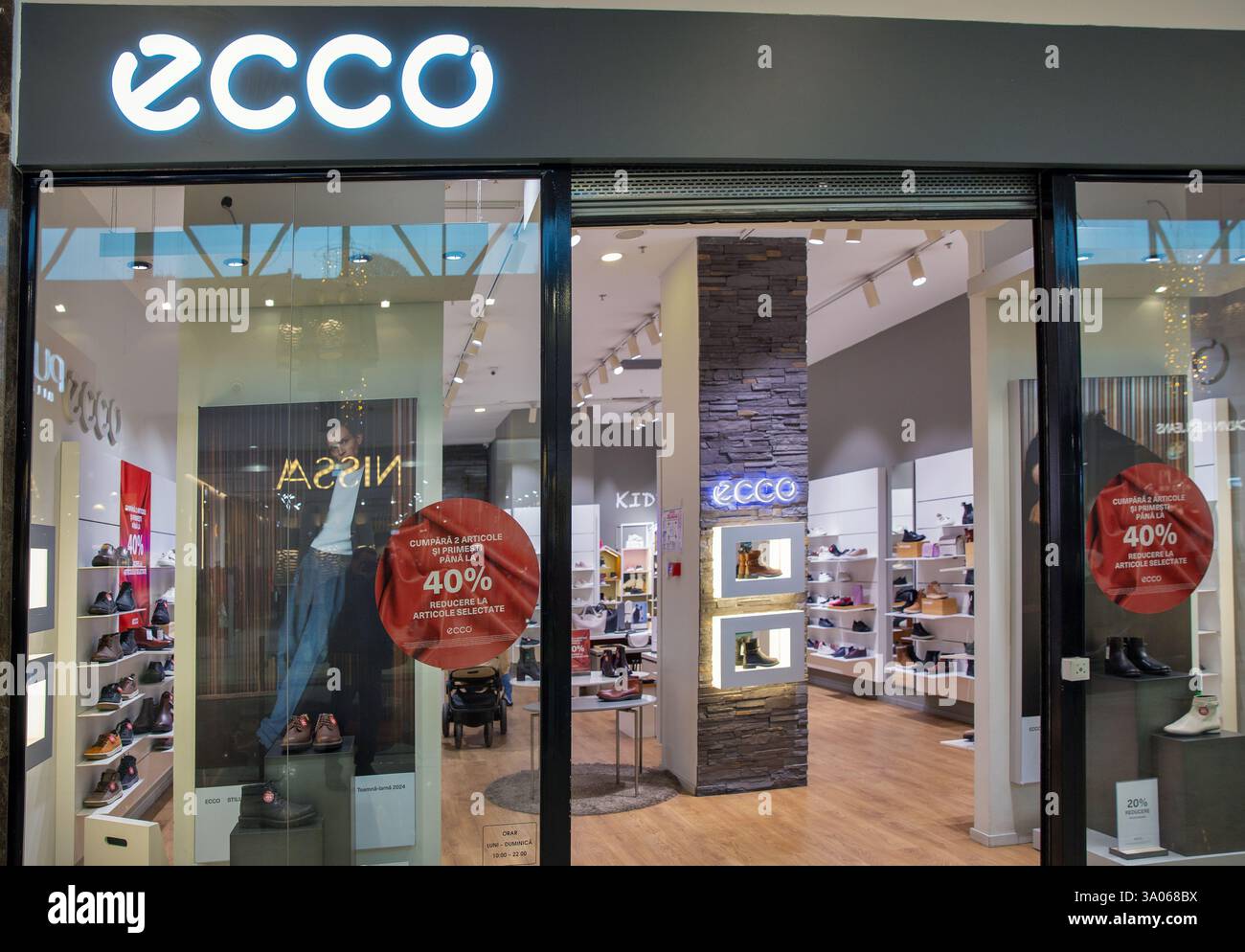 Iasi, Roumanie - 26 décembre 2024 : exposition du magasin de mode Ecco au Palace Mall. Il est fabricant danois d'accessoires de chaussures et de cuir. Banque D'Images
