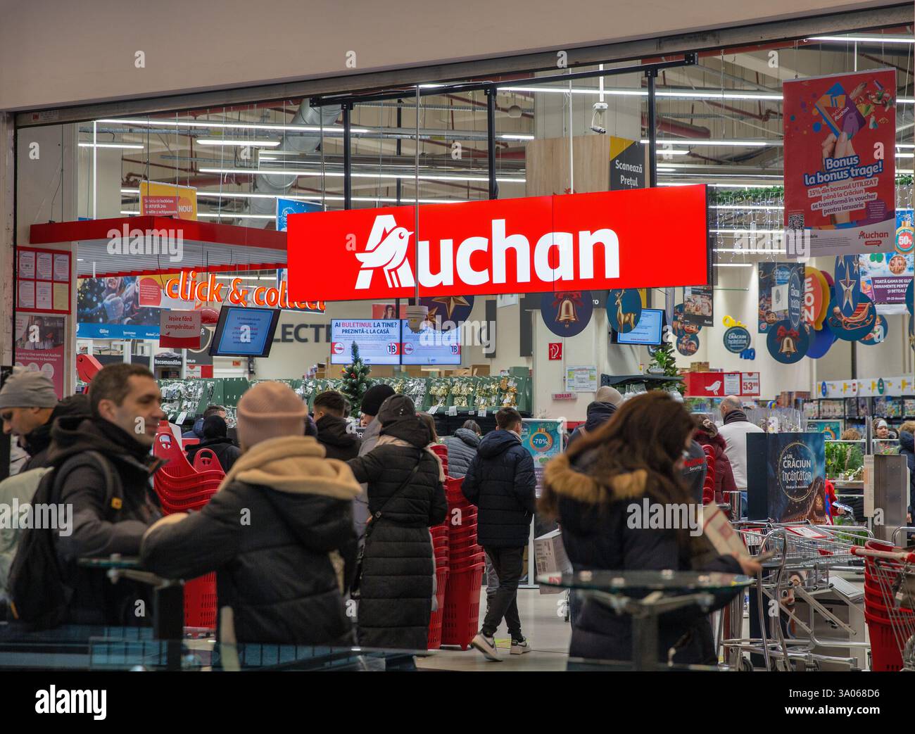 Iasi, Roumanie - 26 décembre 2024 : les gens visitent le supermarché Aushan pendant les vacances de Noël au Palace Mall. C'est une zone commerciale dans les environs o Banque D'Images