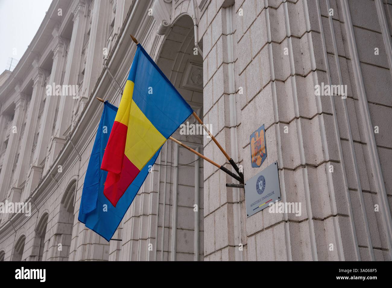 Bucarest, Roumanie - 31 décembre 2024 : bâtiment du ministère des Finances avec drapeaux roumains et européens dans le centre-ville. Banque D'Images
