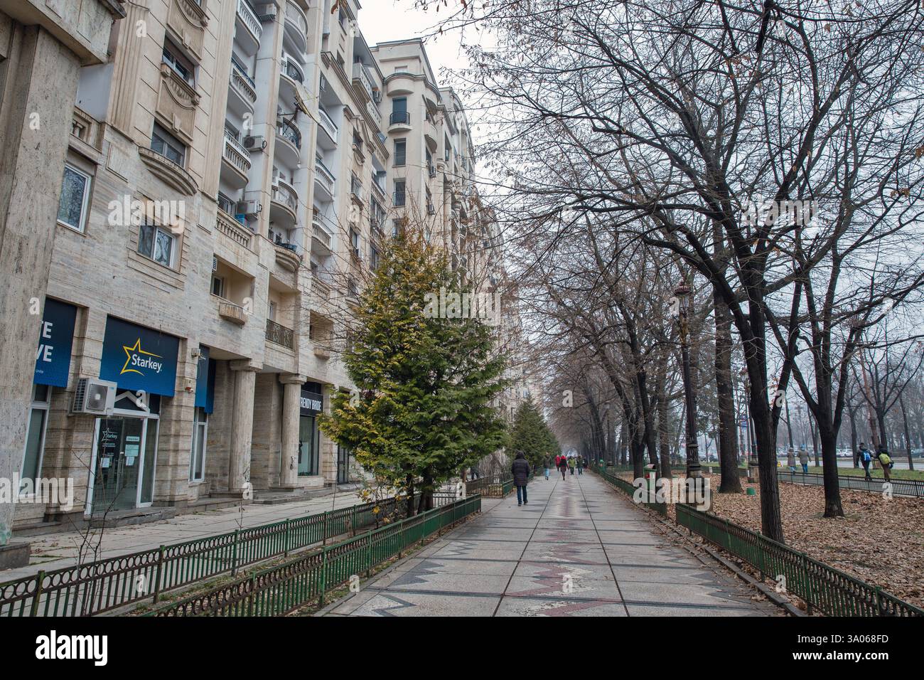 Bucarest, Roumanie - 31 décembre 2024 : Union ou le boulevard Unirii par temps brumeux avant le nouvel an. Une artère majeure relie Constitution Squ Banque D'Images