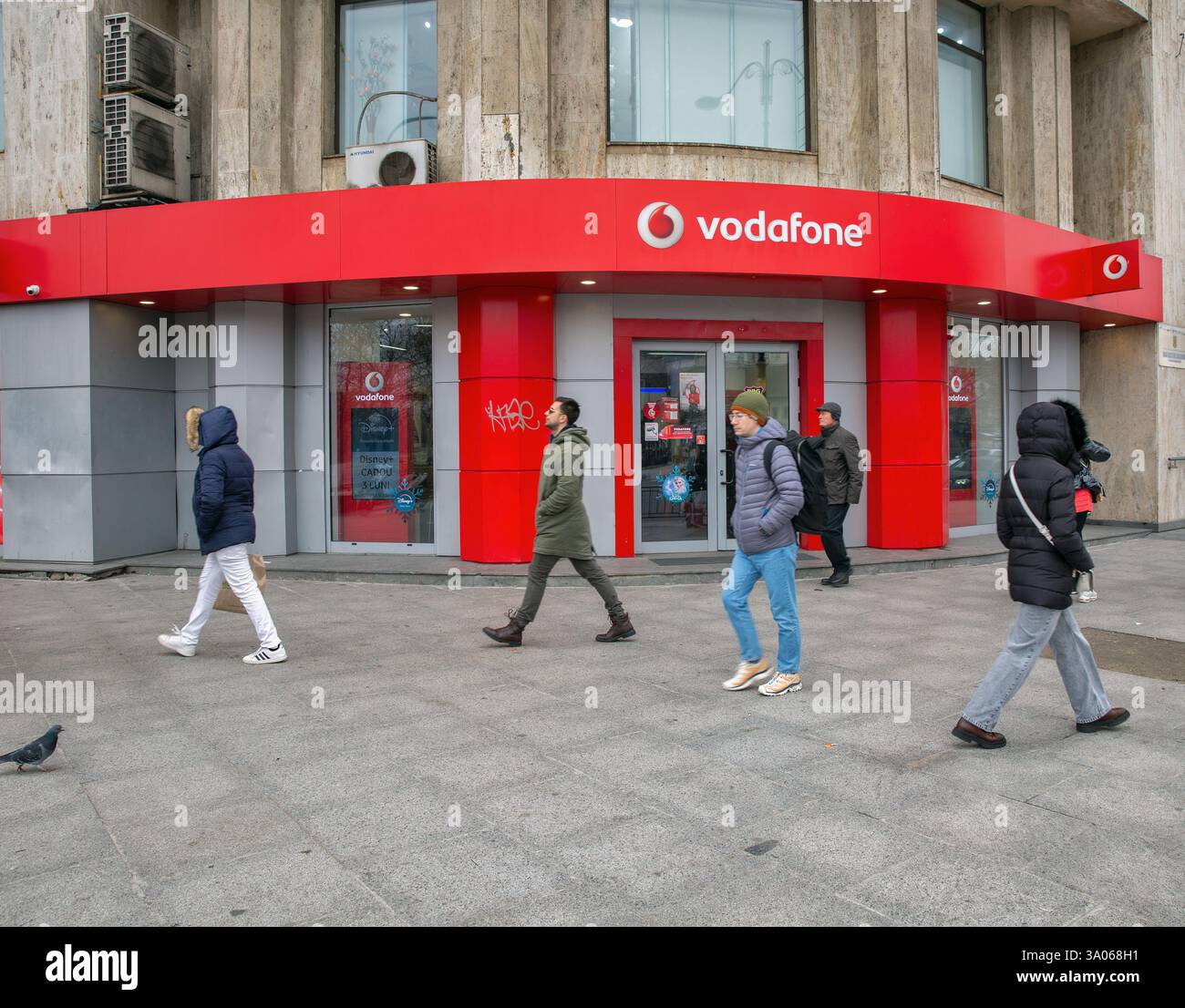 Bucarest, Roumanie - 31 décembre 2024 : façade du magasin Vodafone dans le centre-ville. C'est une multinationale britannique de télécommunications, elle opère se Banque D'Images